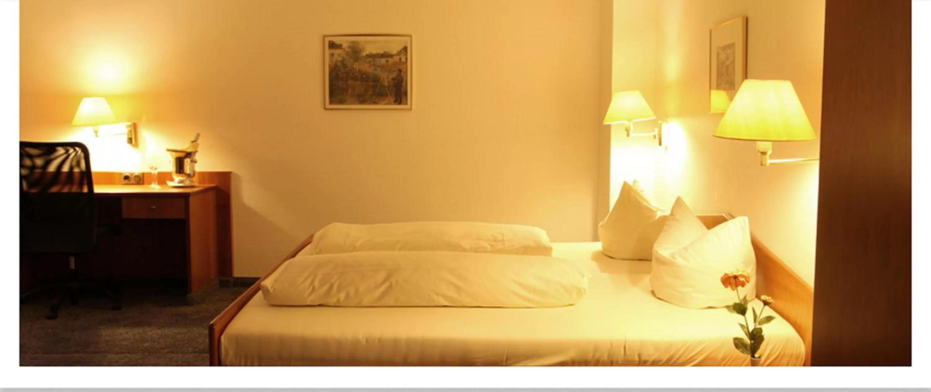 Photo of the whole room, Bed in Hotel "Die Kupferpfanne"