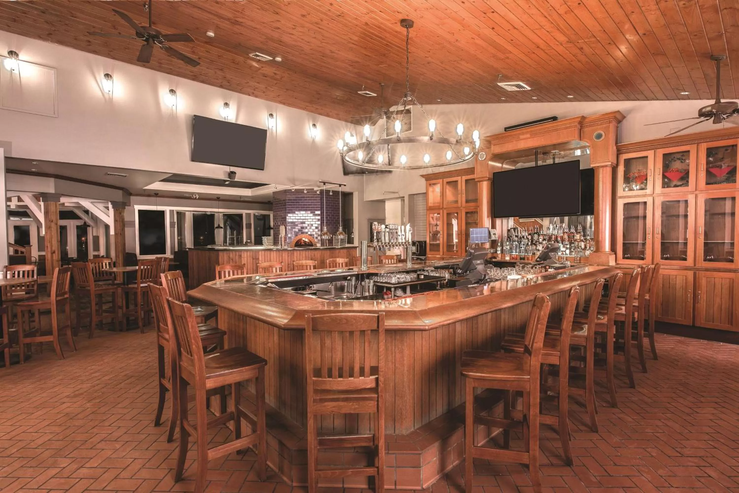 Lounge or bar in DoubleTree by Hilton Racine Harbourwalk