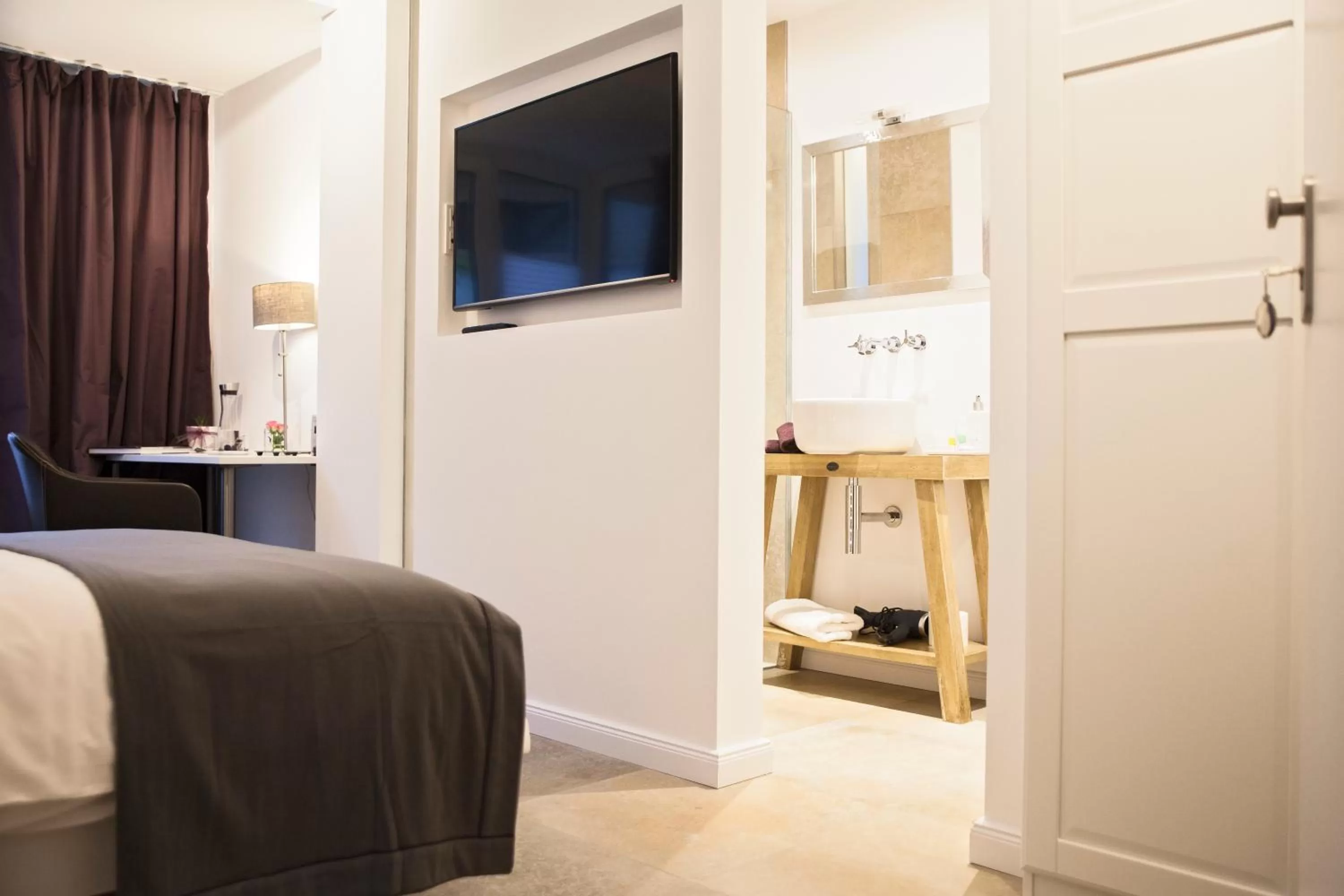 Photo of the whole room, Bed in Konventchen