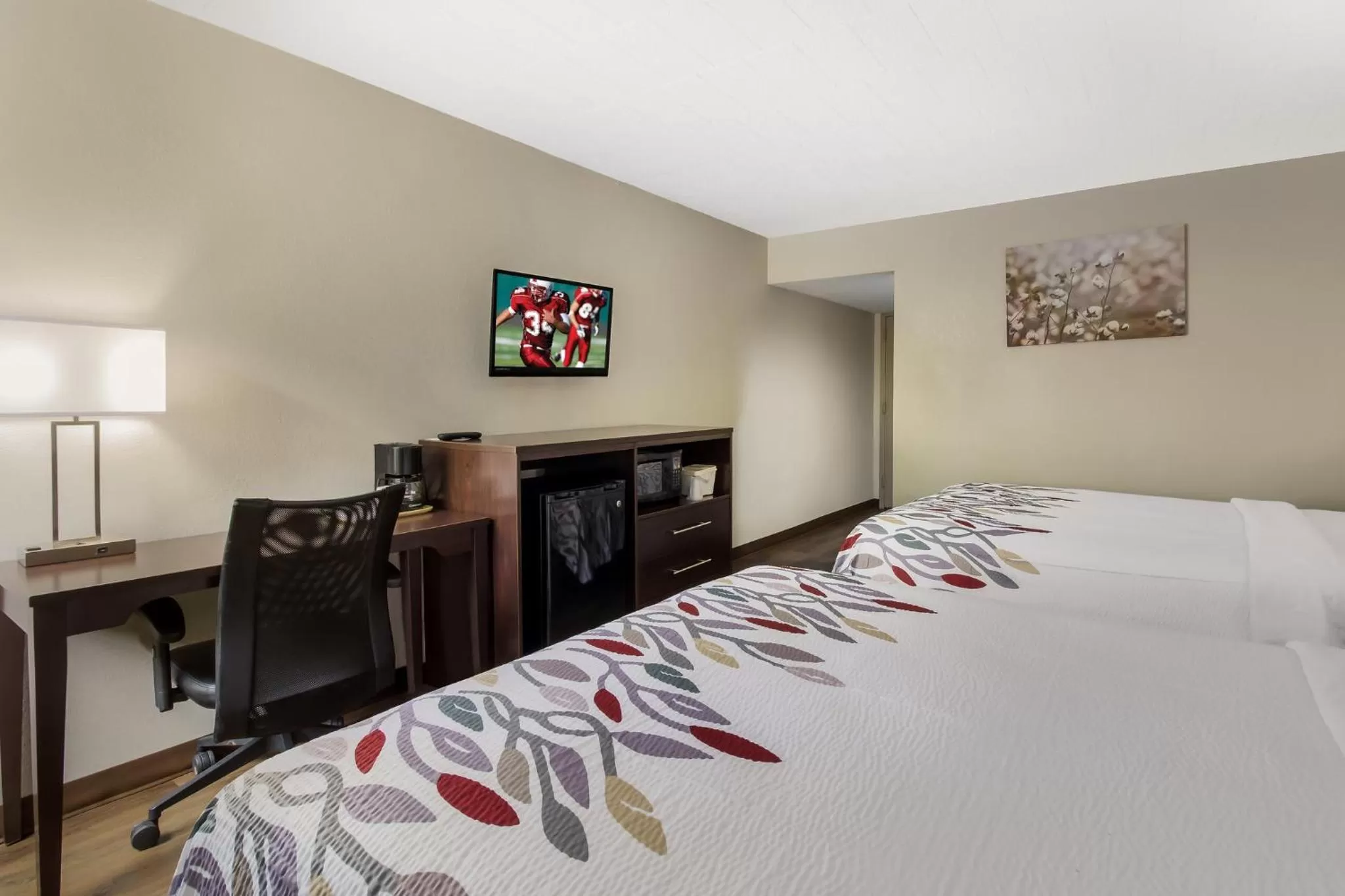 Photo of the whole room, Bed in Red Roof Inn New Stanton