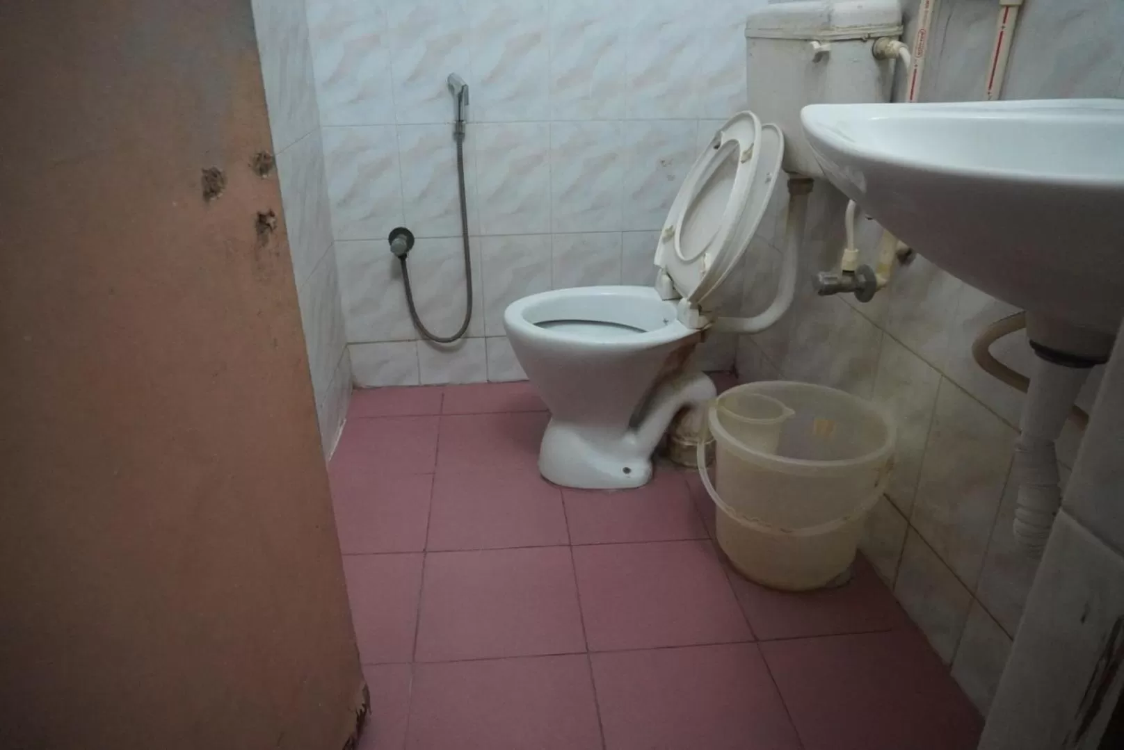 Bathroom in The Dolphin Park Hotel, Virugambakkam