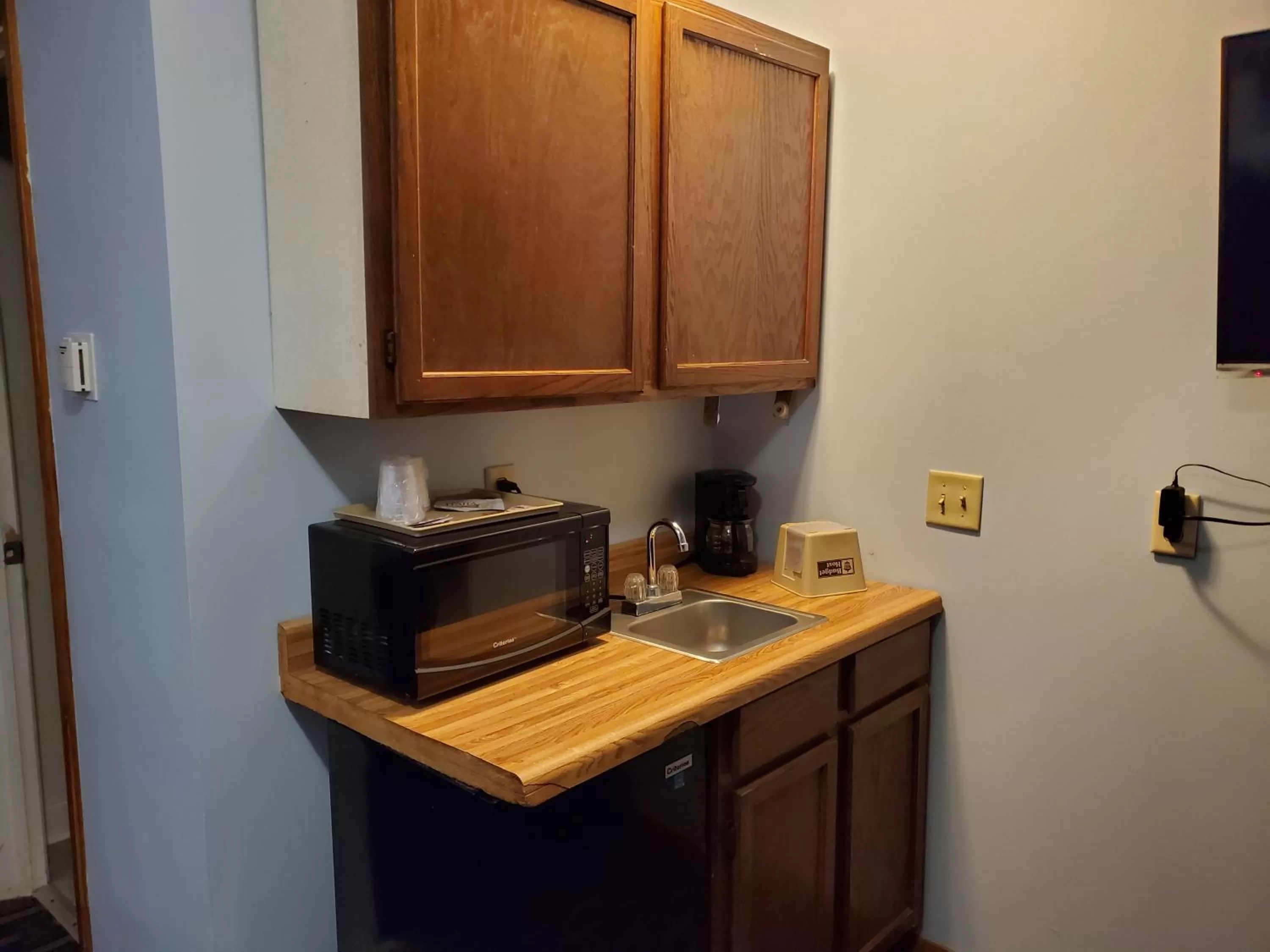 Coffee/tea facilities, Kitchen/Kitchenette in Budget Host Inn Fridley