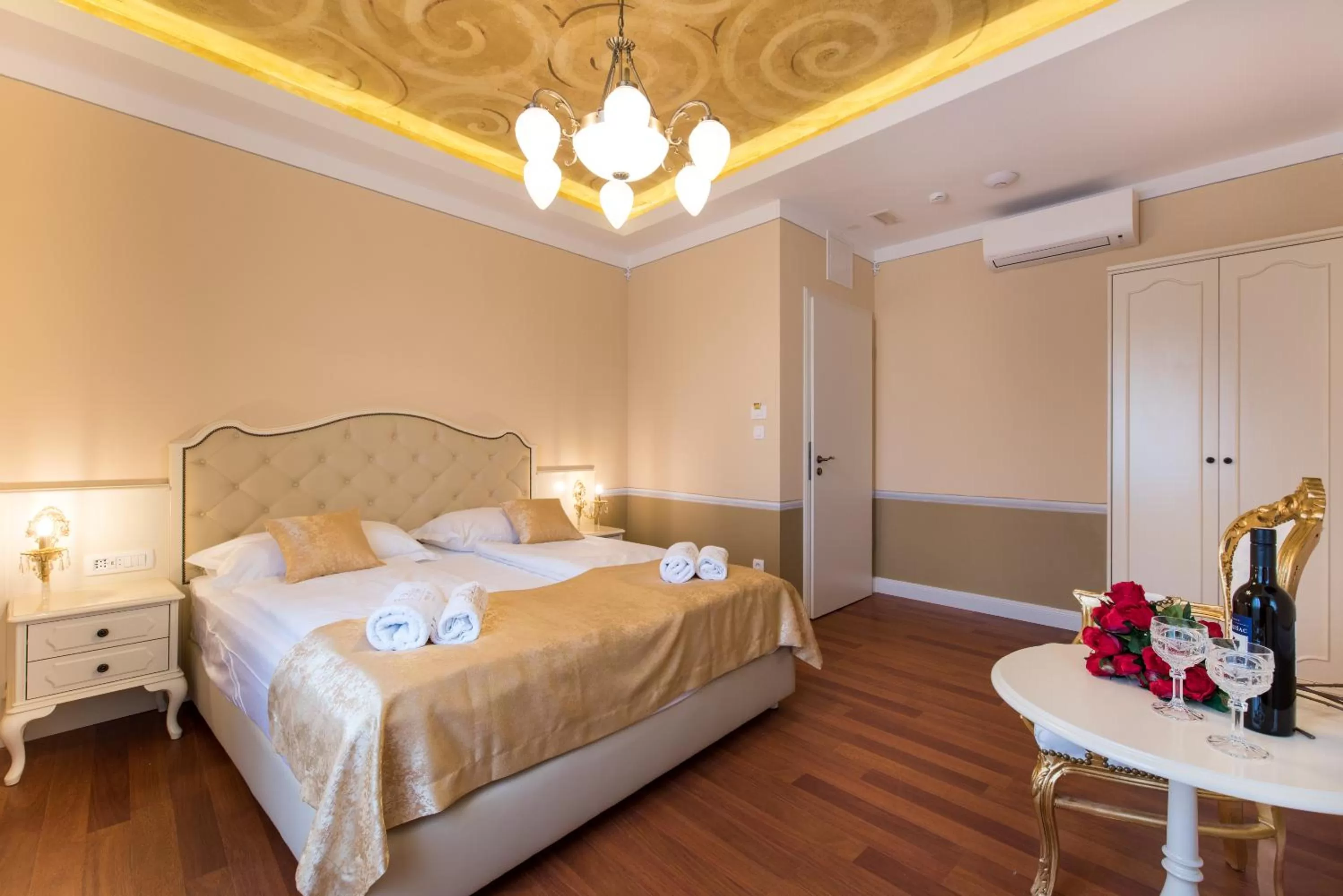 Bed in Central Square Heritage Hotel