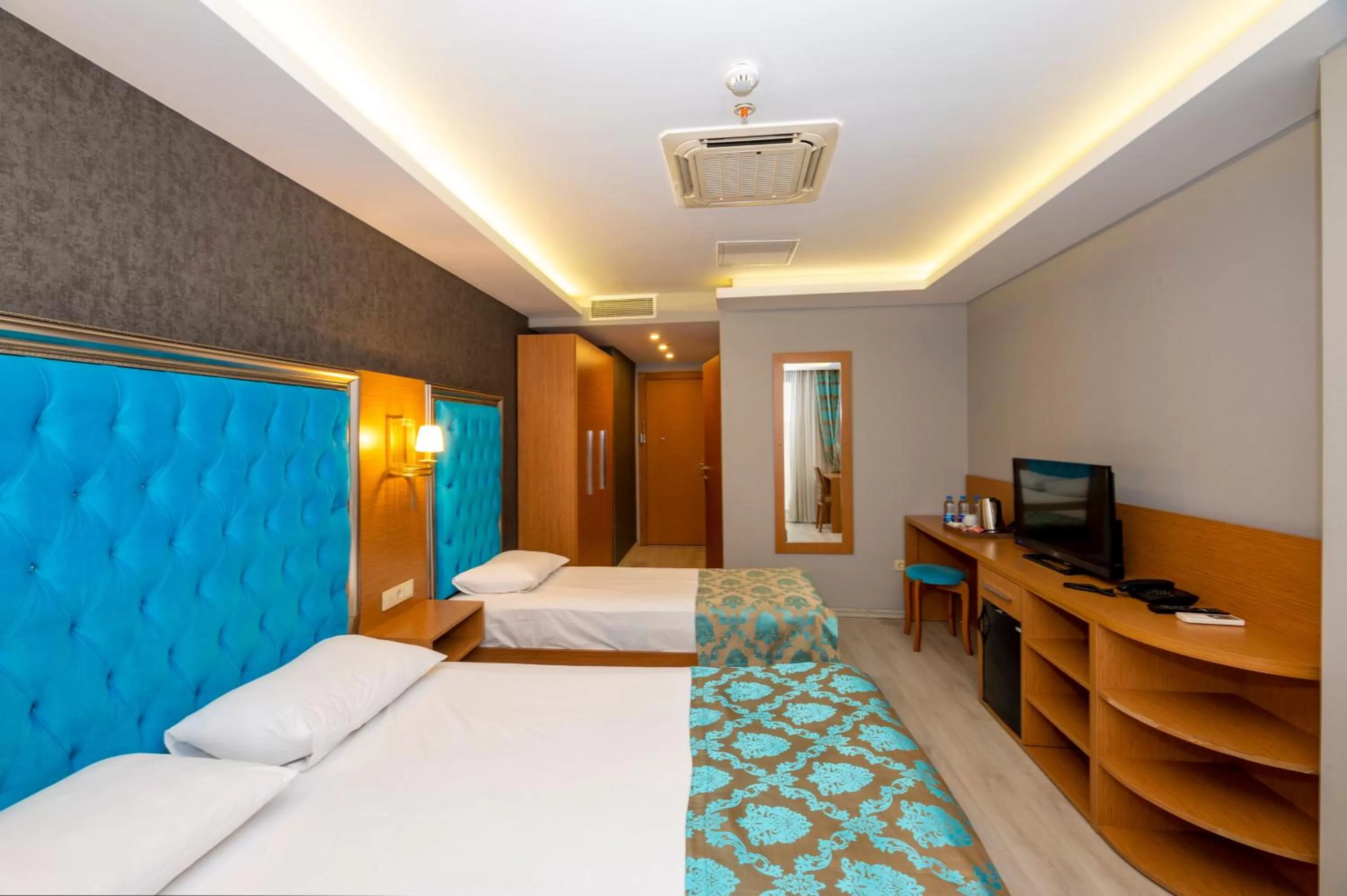 Photo of the whole room, Bed in Grand Palace Hotel