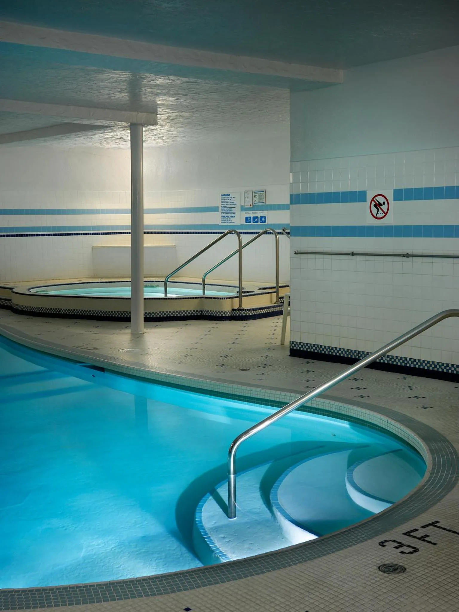 Swimming pool in Royal Scot Hotel & Suites