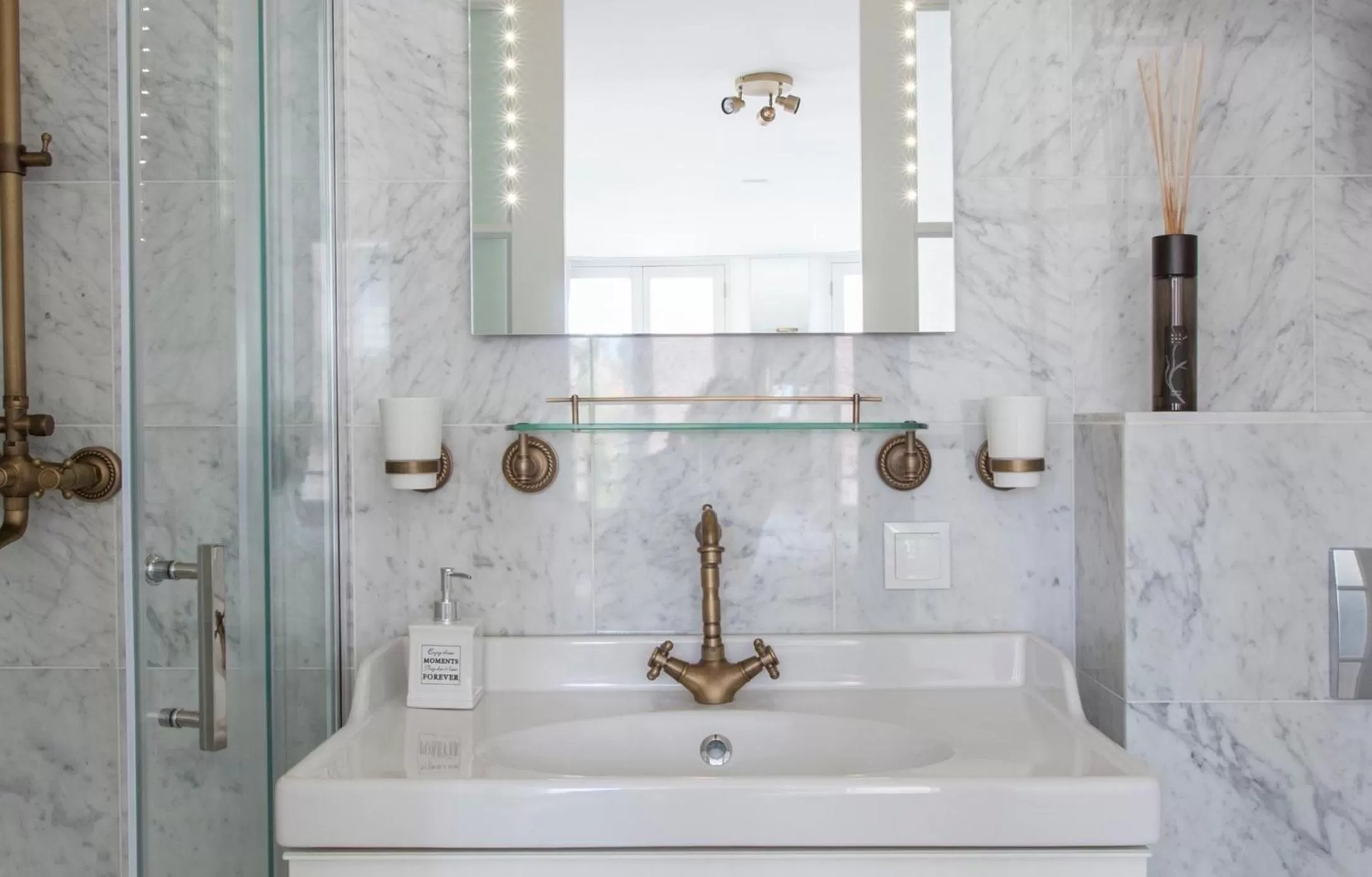 Shower in Jordaan Suite bed and bubbles