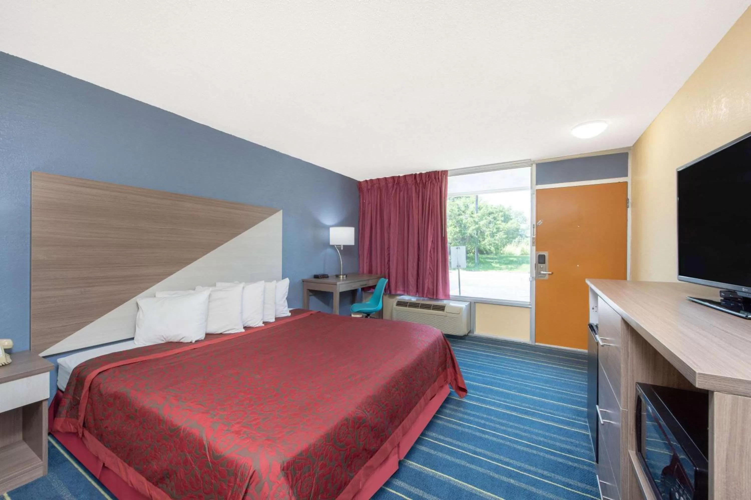 Photo of the whole room, Bed in Days Inn by Wyndham Salem, Illinois