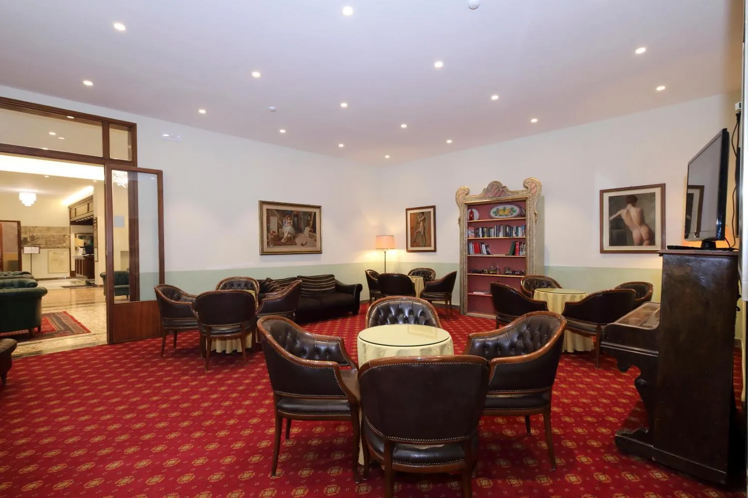 Communal lounge/ TV room in Hotel Moderno