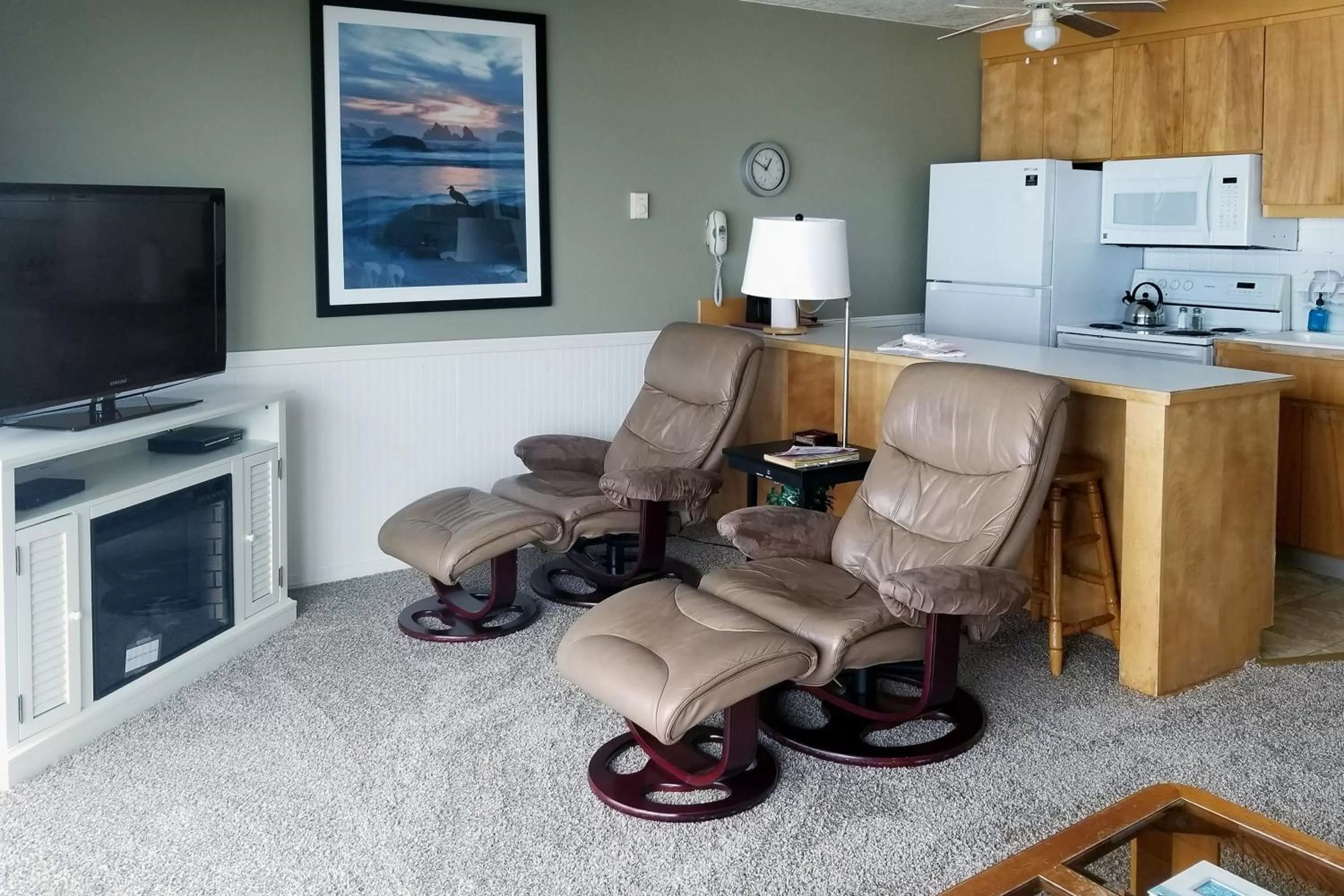 Kitchen or kitchenette, TV/Entertainment Center in Ocean Terrace Condominiums