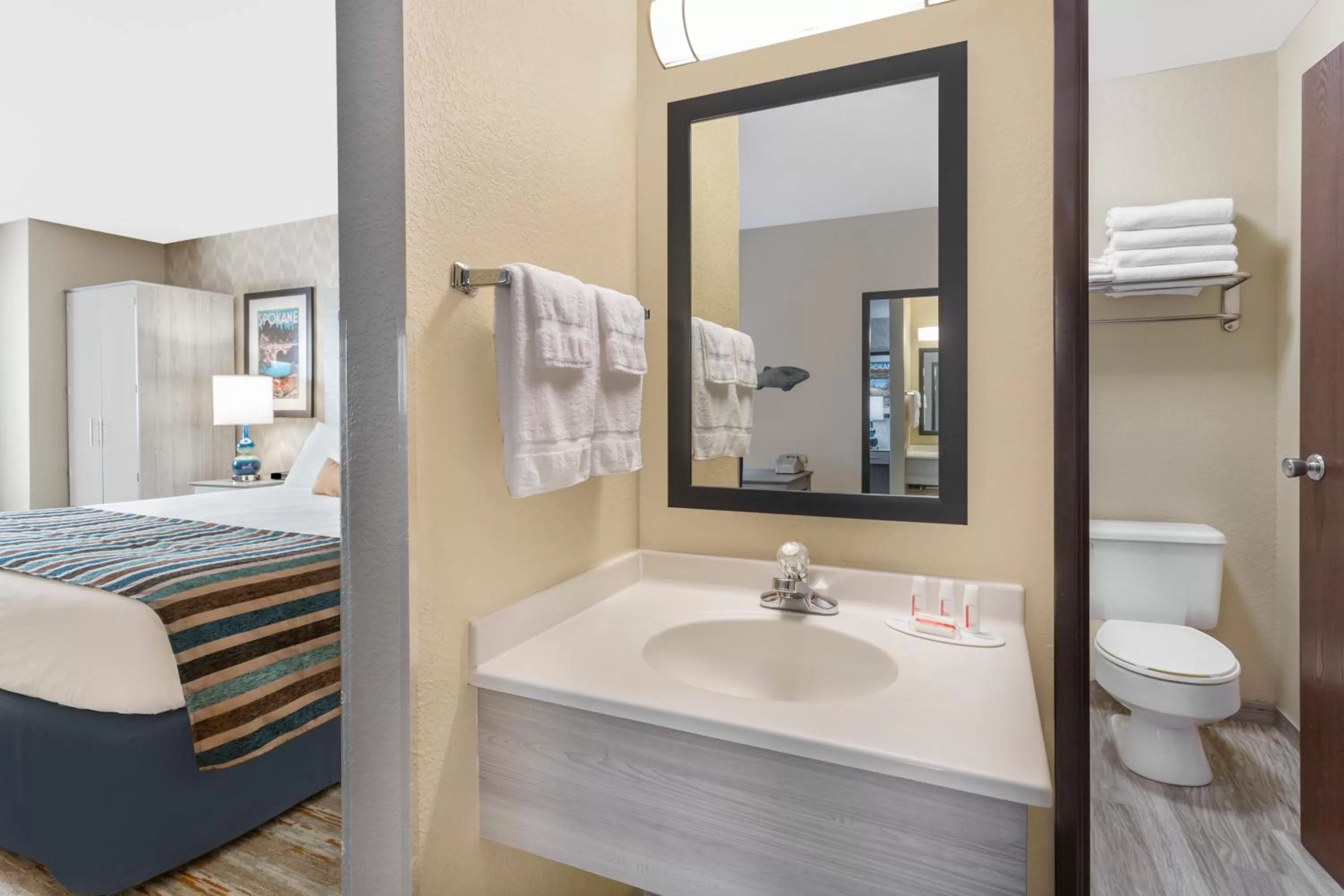 Bathroom, Bed in SilverStone Inn & Suites Spokane Valley