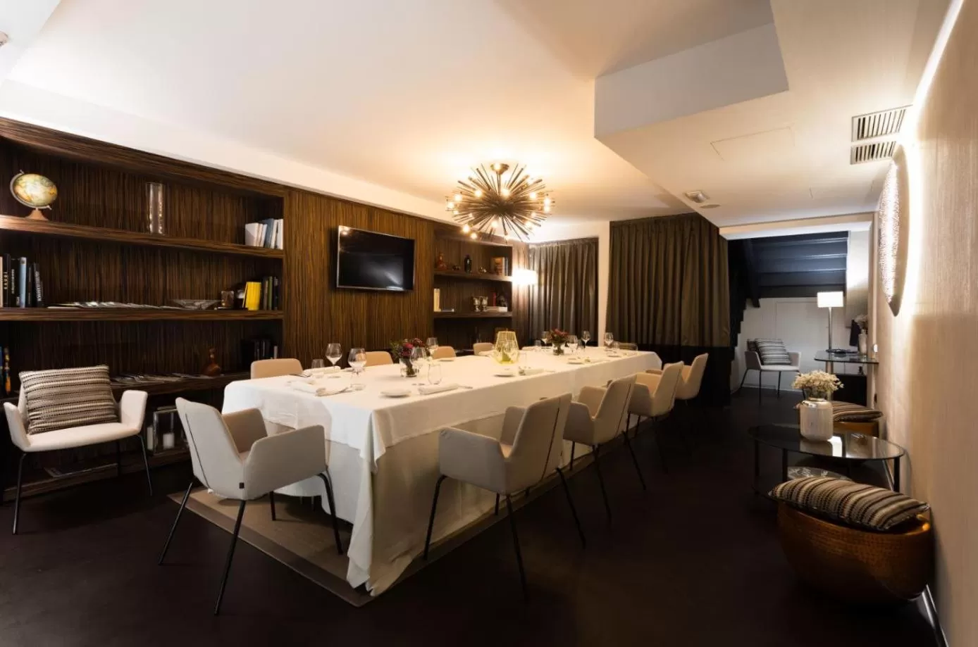 Communal lounge/ TV room in Hotel Plaza