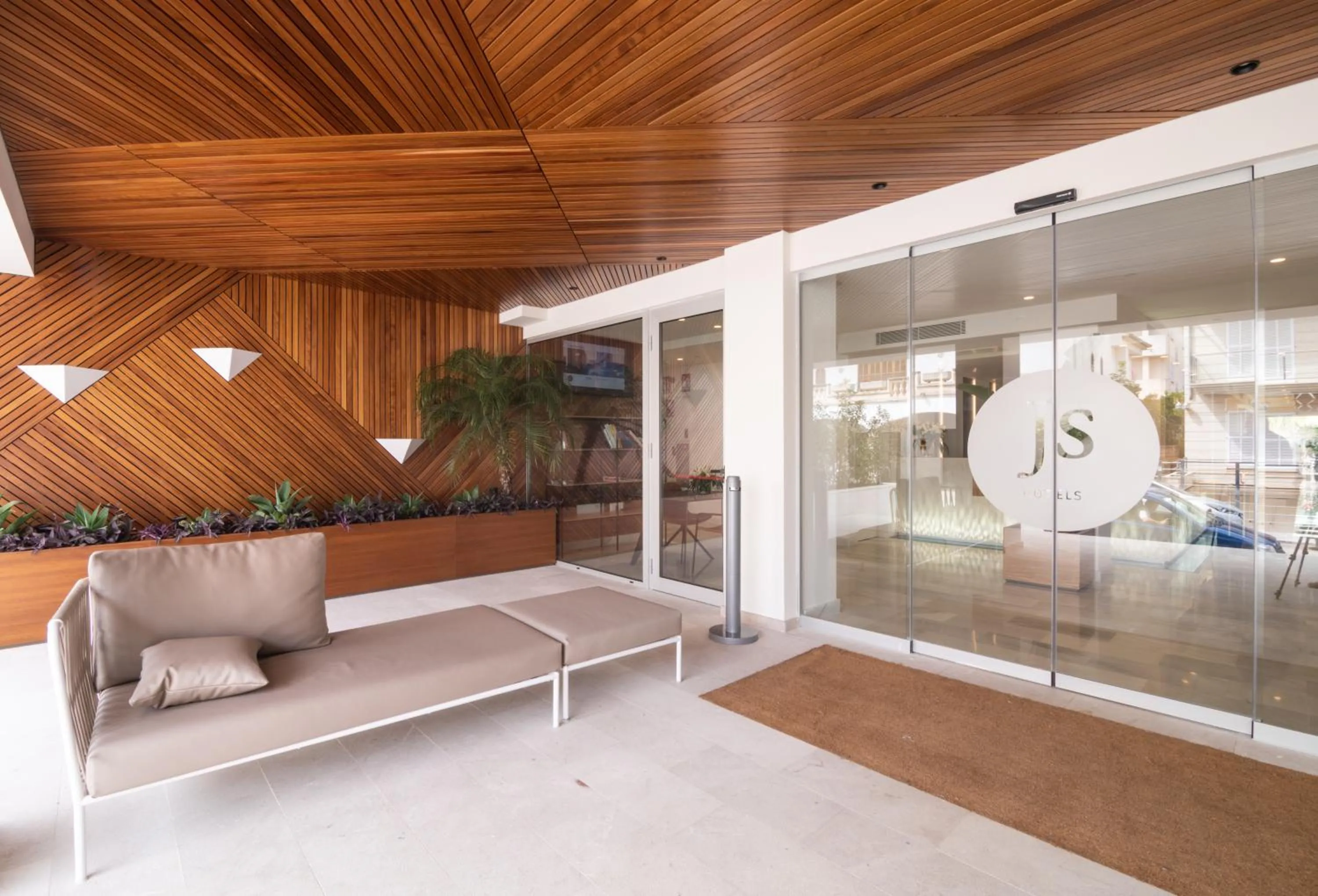 Facade/entrance in JS Yate