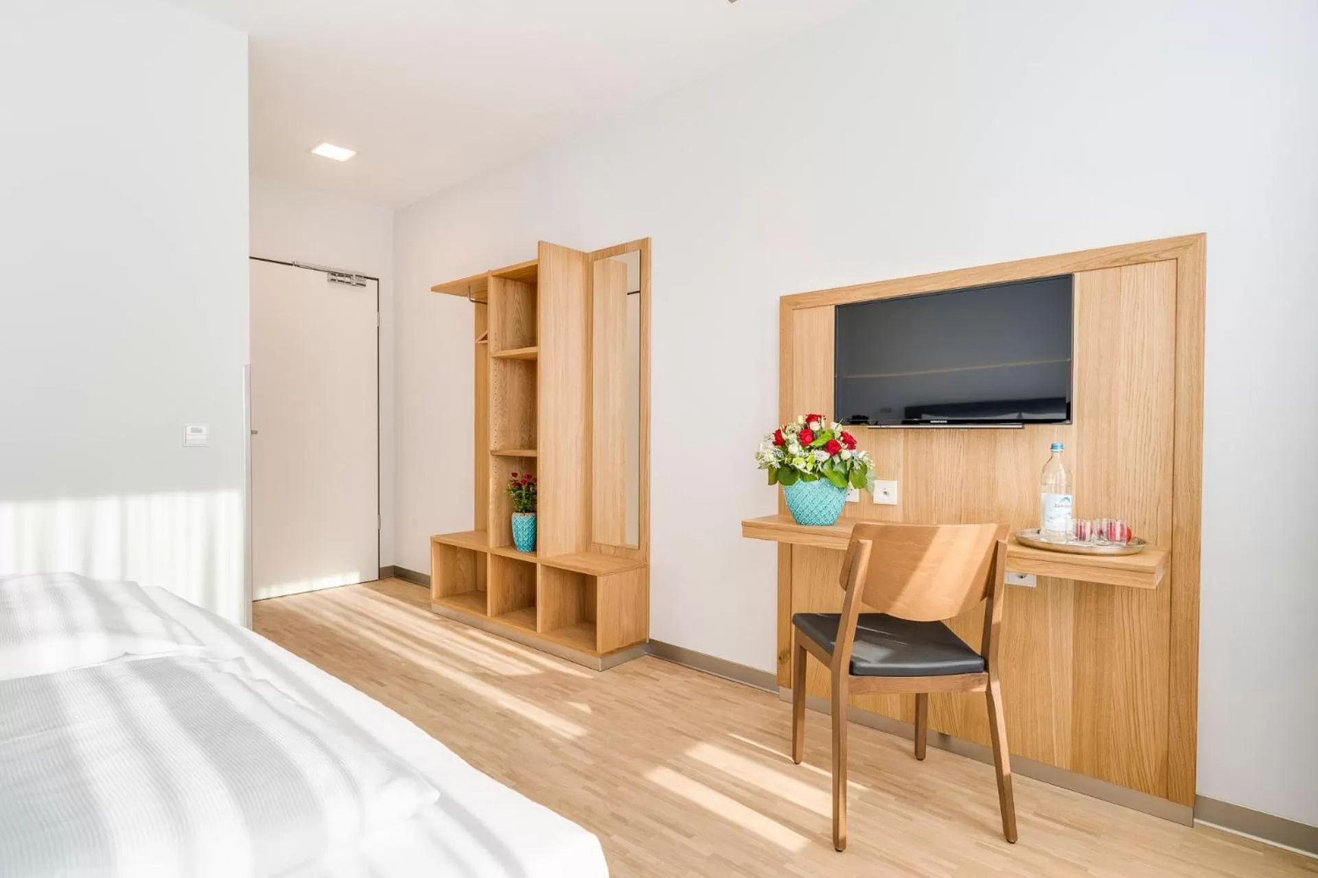 Photo of the whole room, Bed in Hotel-Etage Apfelrot