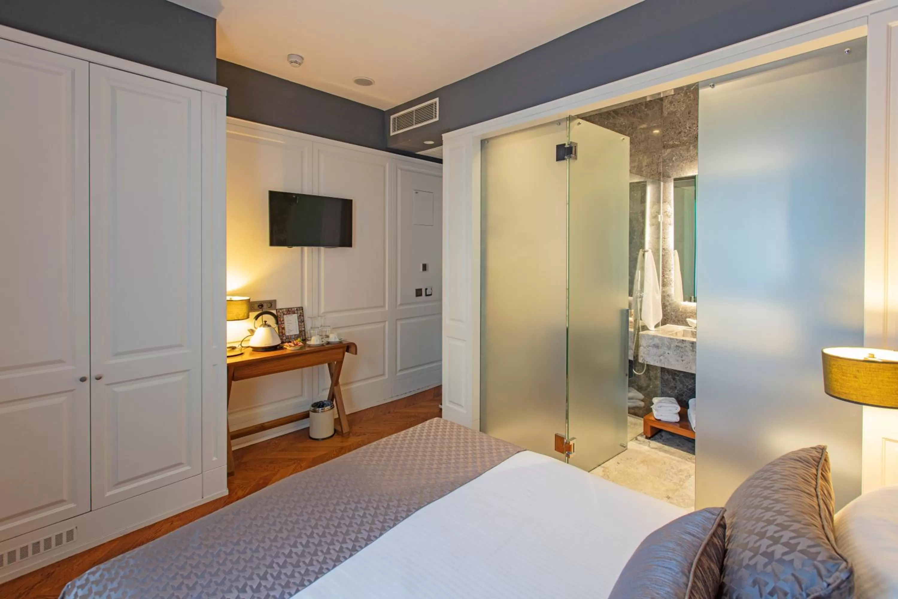 Coffee/tea facilities, Bed in Hotel Miniature - Ottoman Mansion