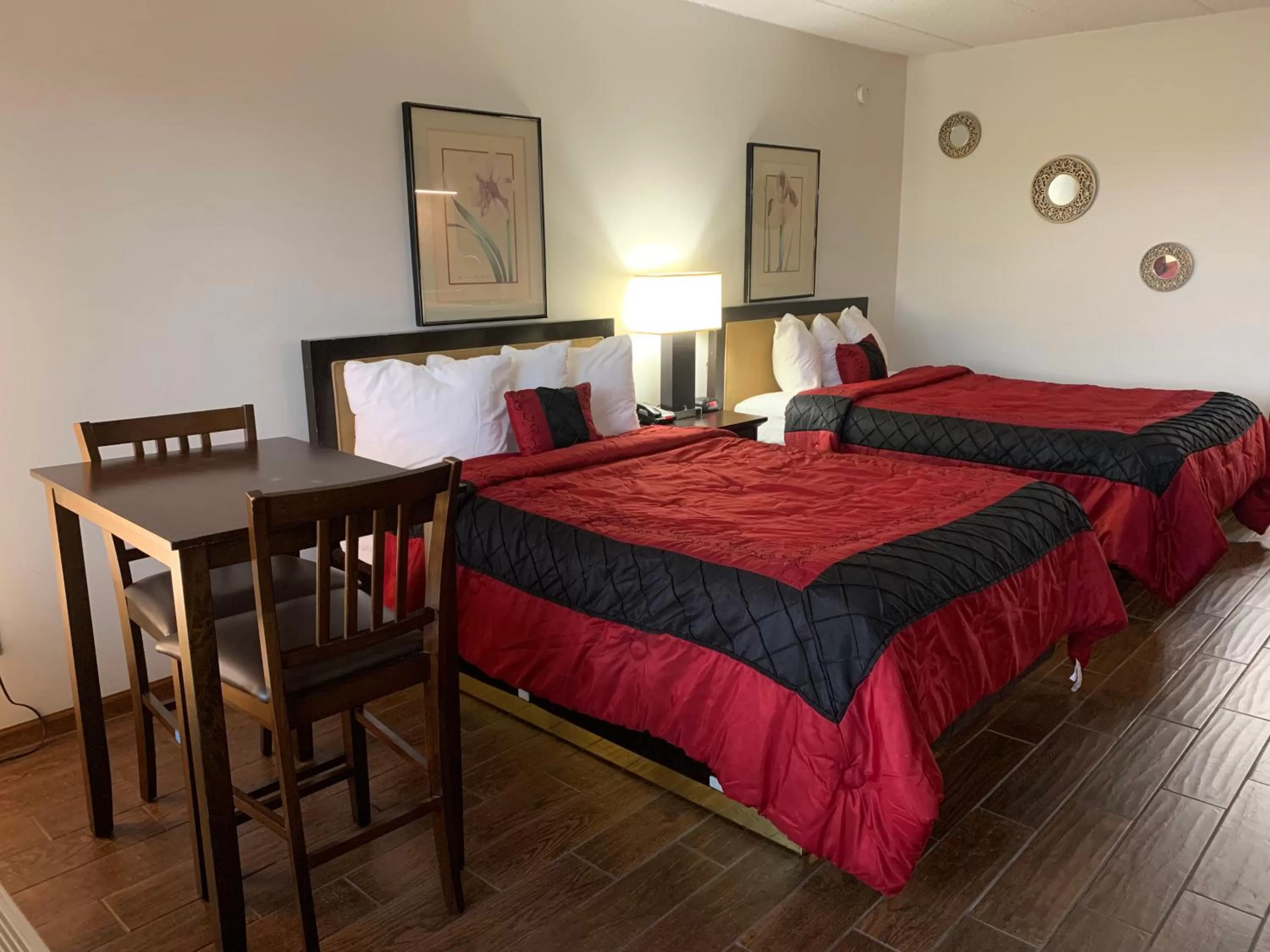 Photo of the whole room, Bed in Geneva Wells Inn