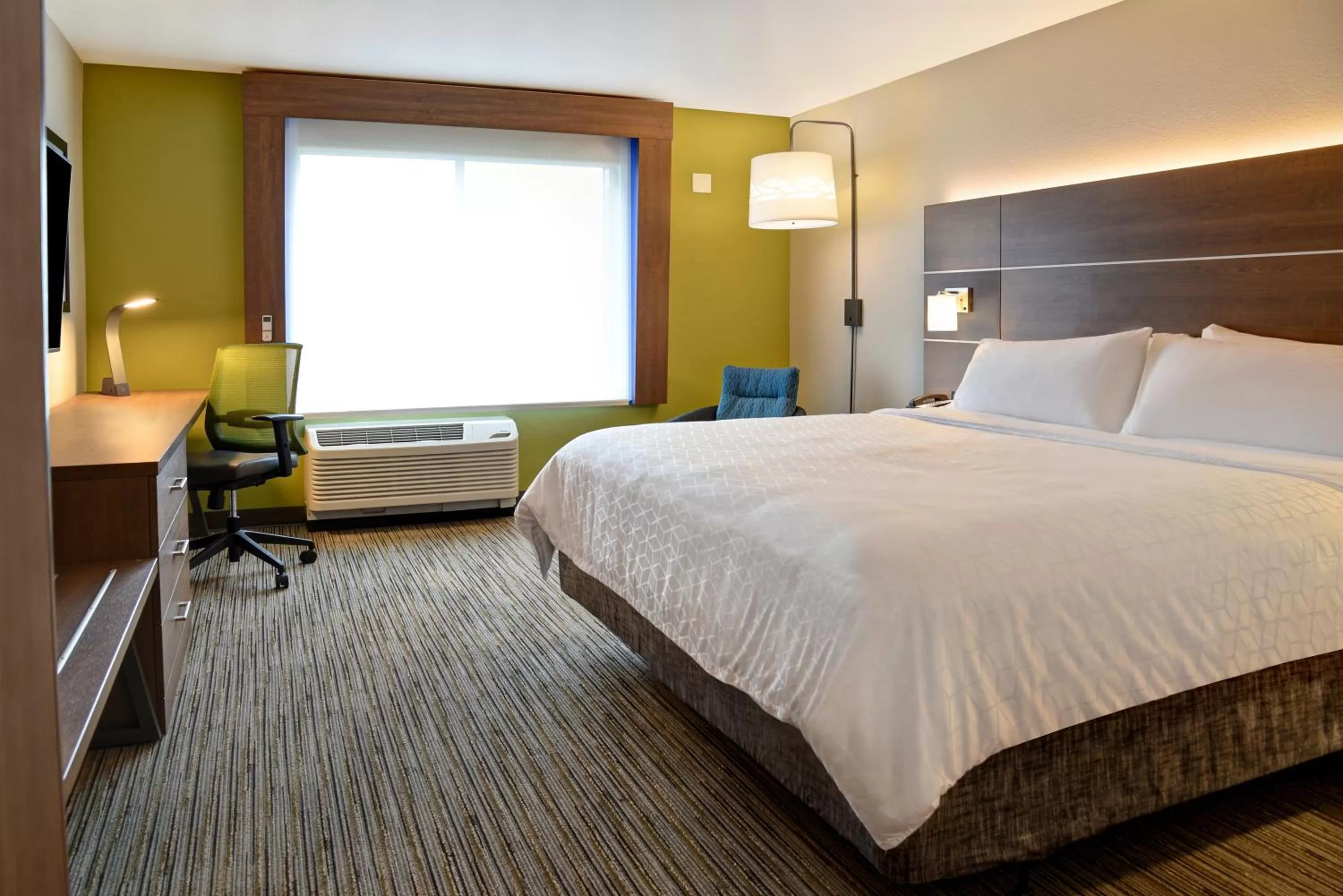 Bed in Holiday Inn Express & Suites - Ottawa by IHG