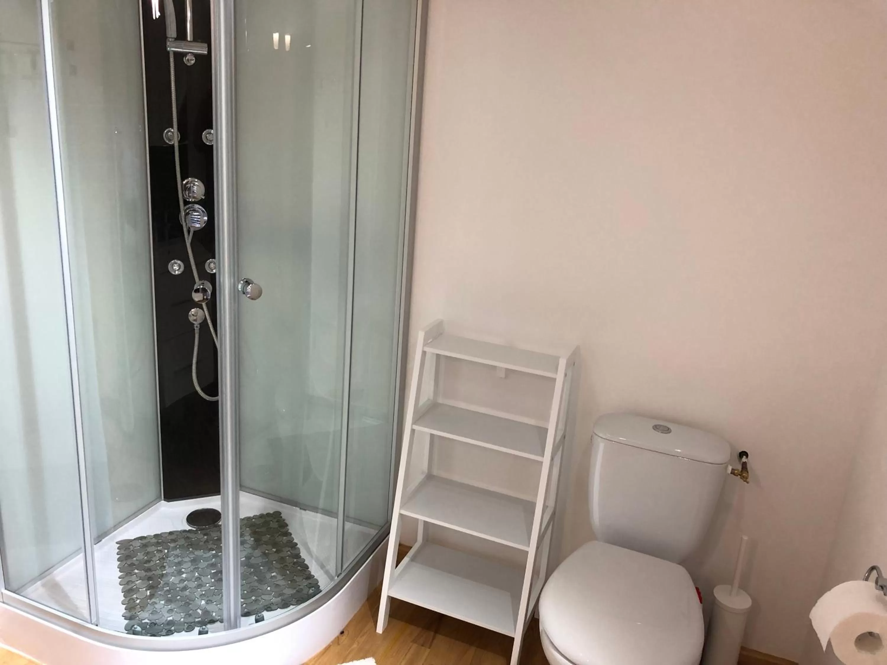 Bathroom in The Walnut Tree Chambre d'Hotes