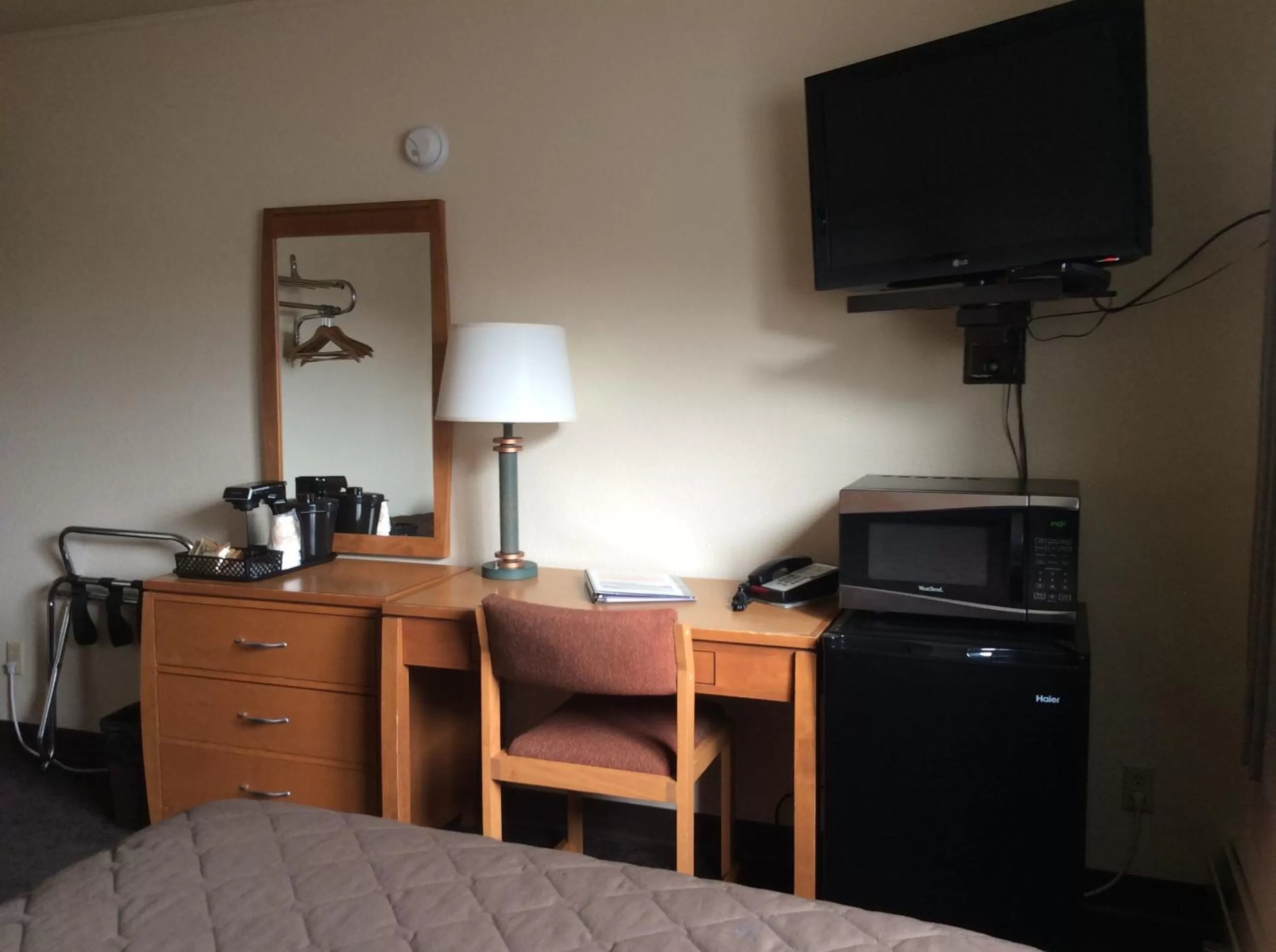 Bedroom, TV/Entertainment Center in Shelikof Lodge