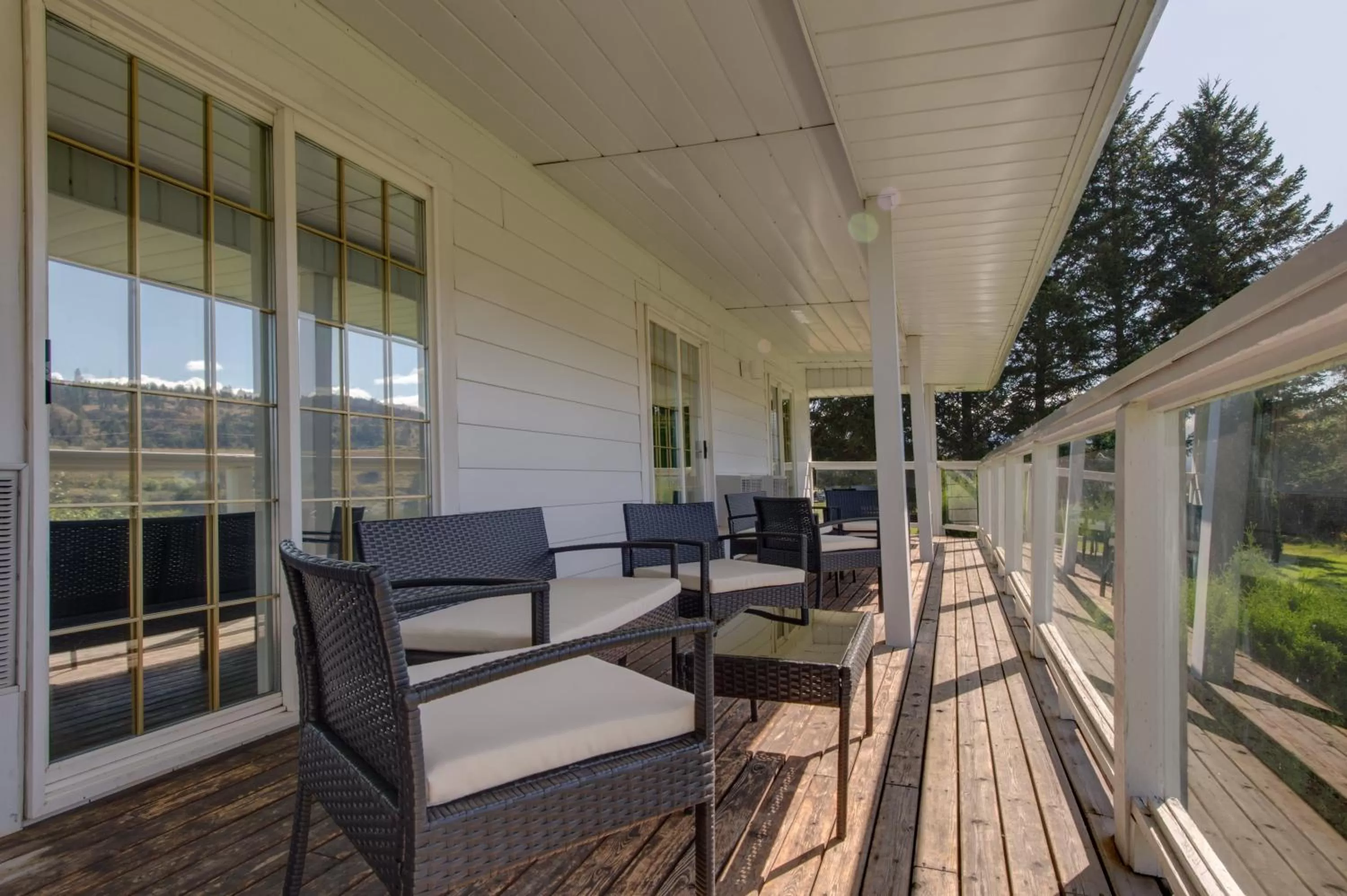 Deluxe King Room- River View in South Thompson Inn & Conference Centre