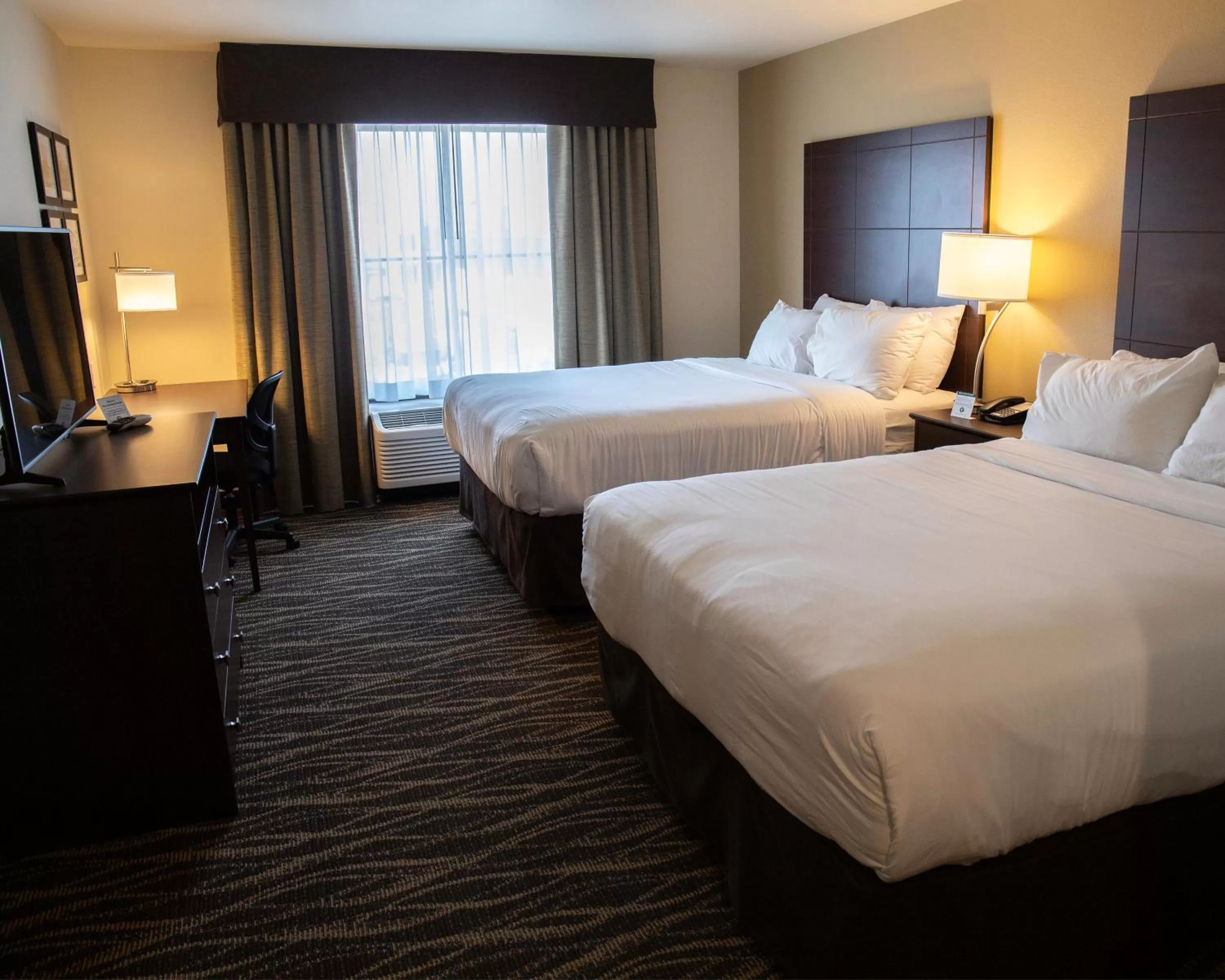 Bed in Cobblestone Hotel & Suites - Two Rivers