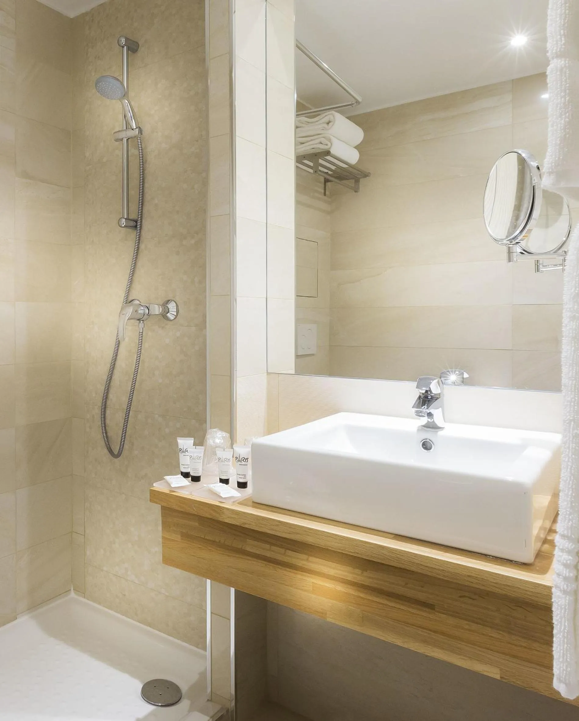 Bathroom in Hôtel International Paris