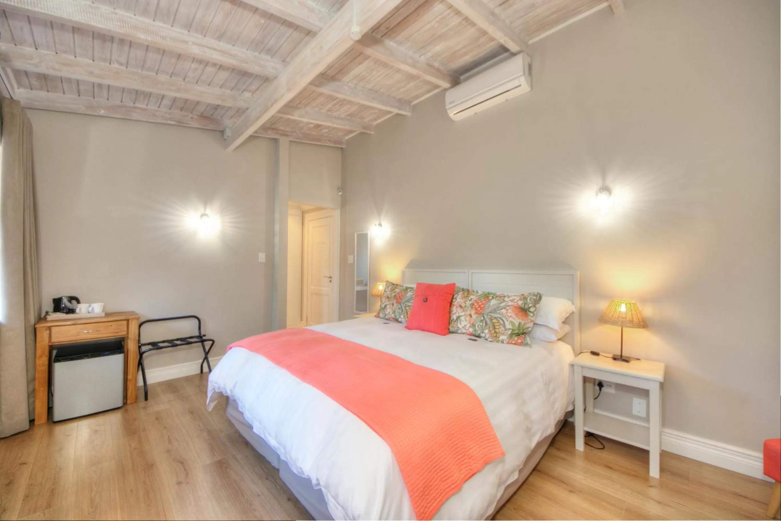 Photo of the whole room, Bed in Amberhall Guesthouse