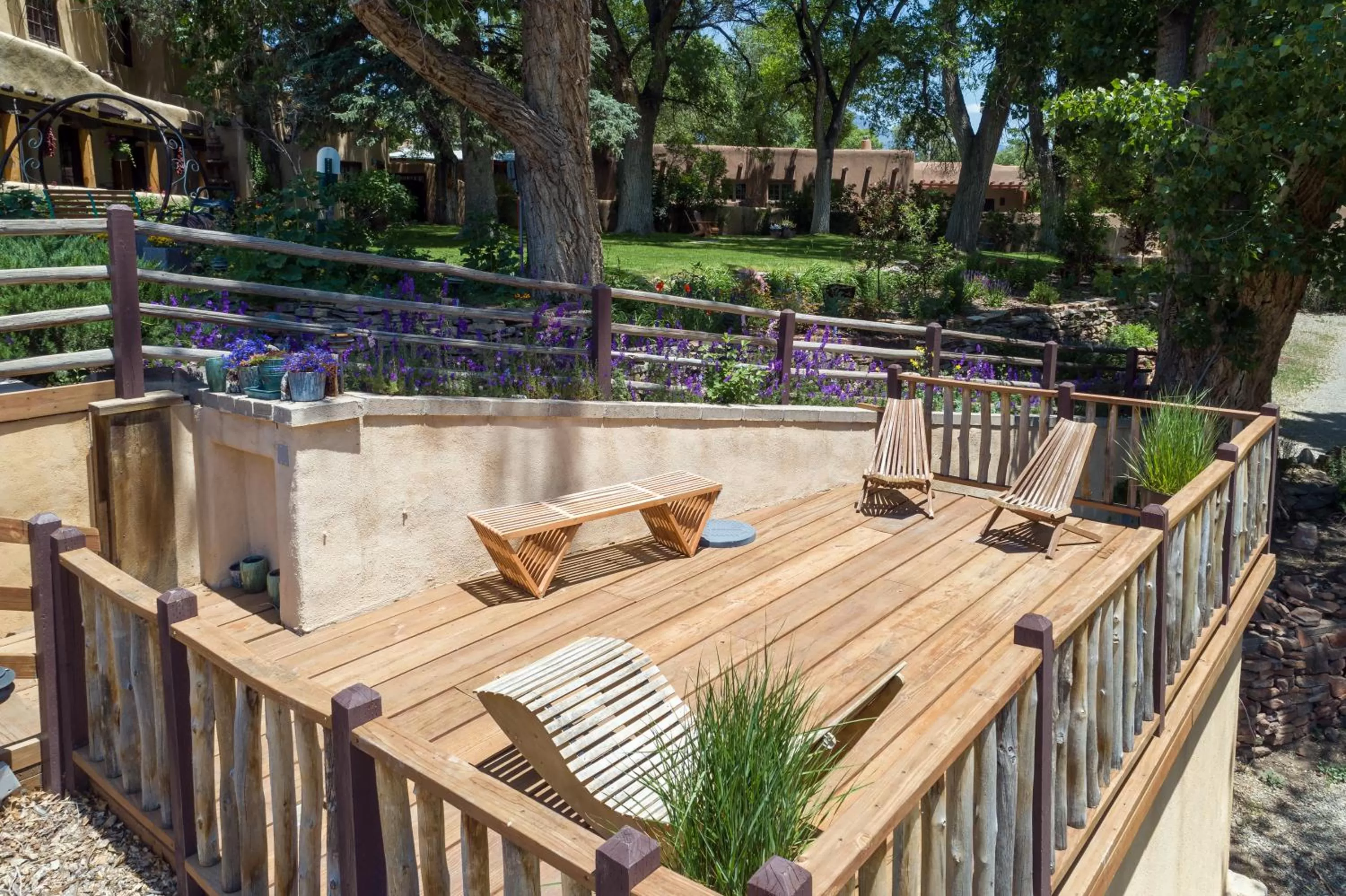Garden in Inn on La Loma Plaza