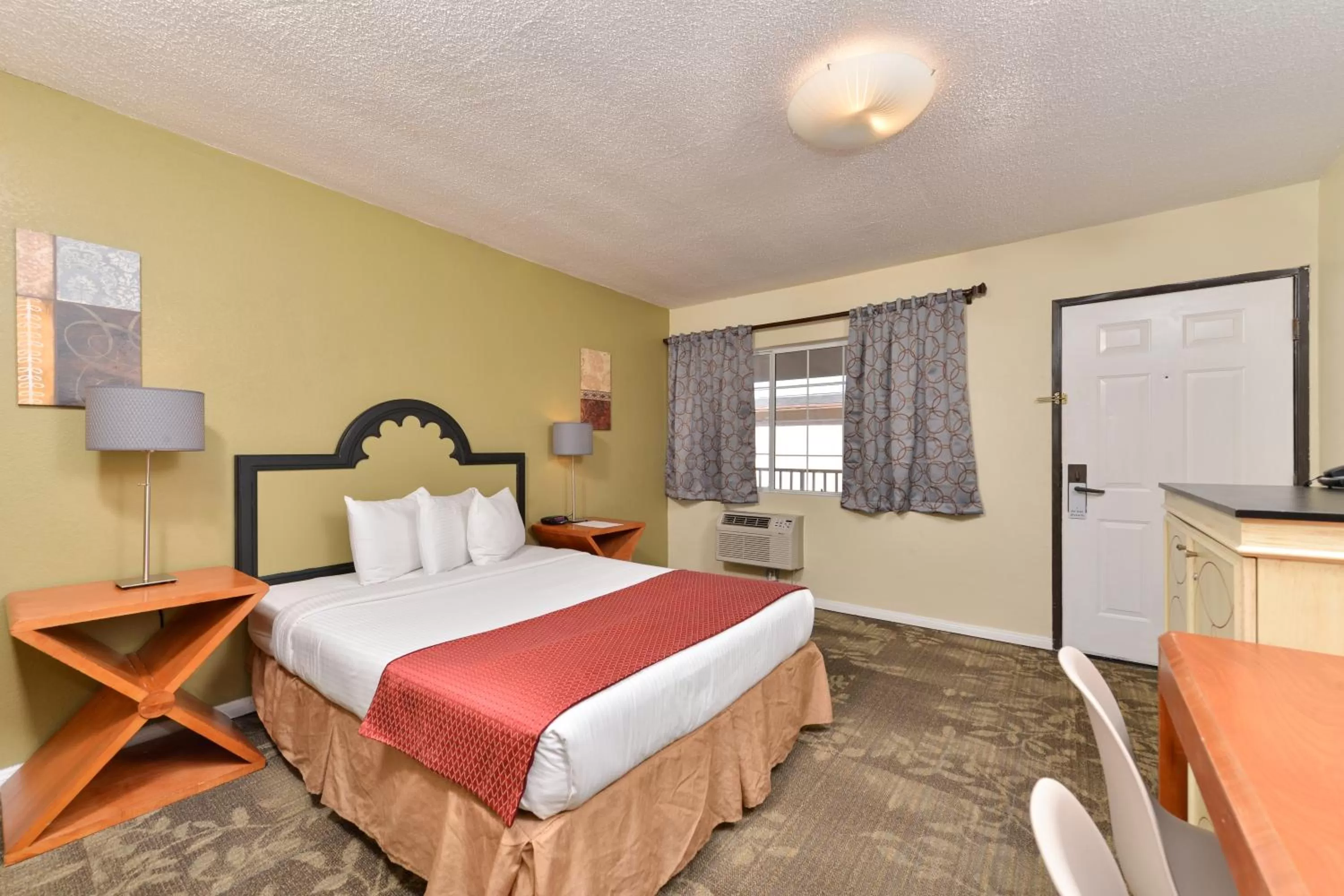 Bed in Americas Best Value Inn Rancho Palos Verdes