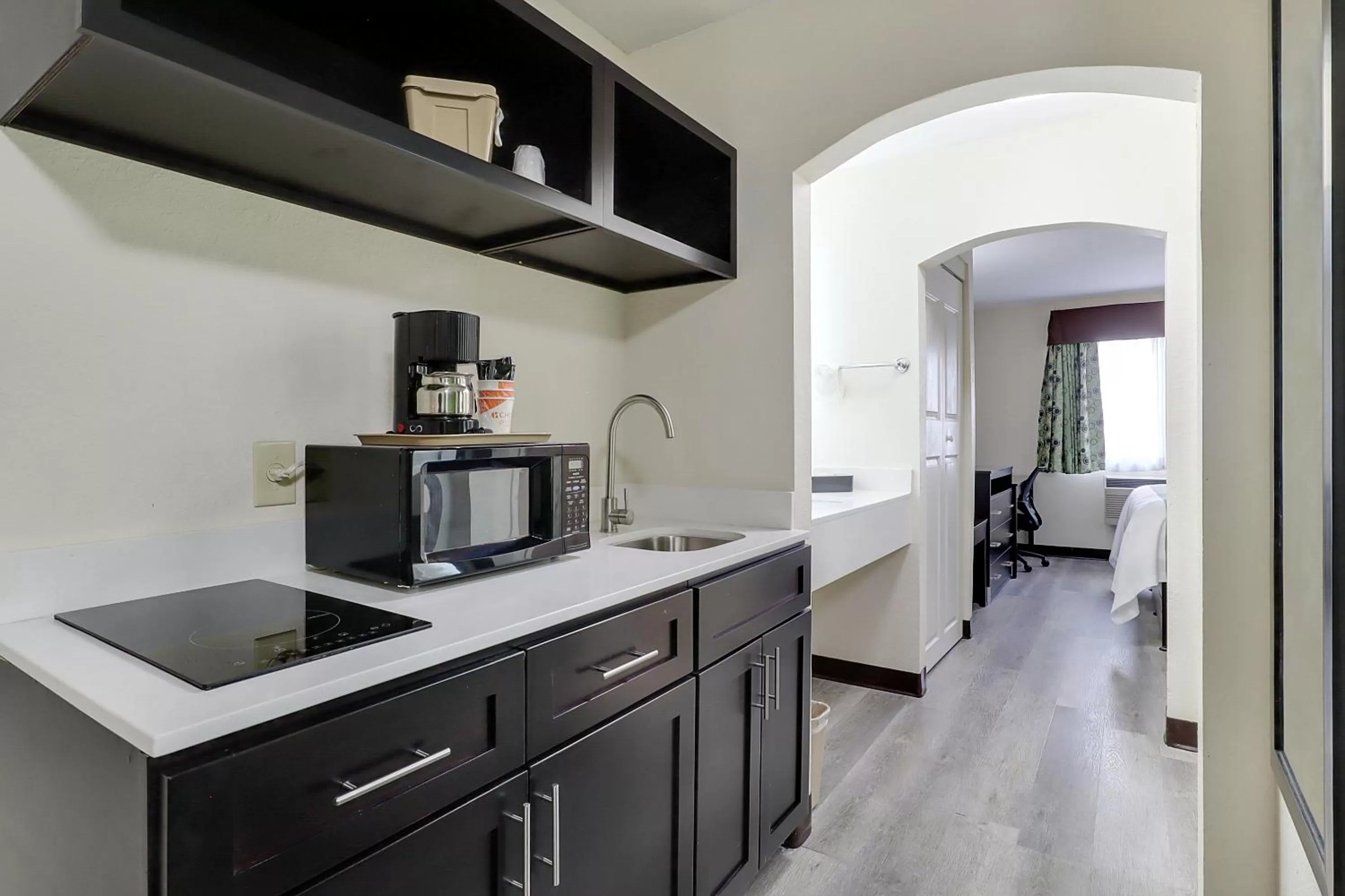 stove, Kitchen/Kitchenette in Quality Suites Albuquerque Airport