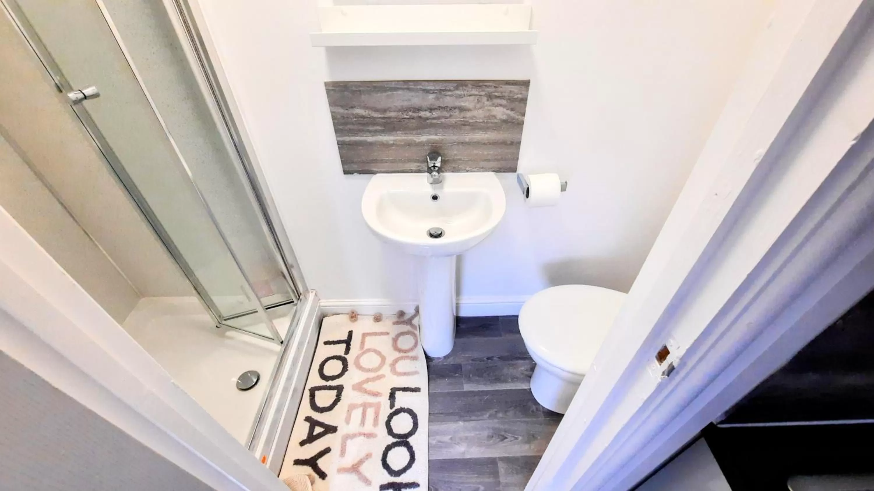 Toilet, Bathroom in Burford Road - Stay. Sleep. Rest.