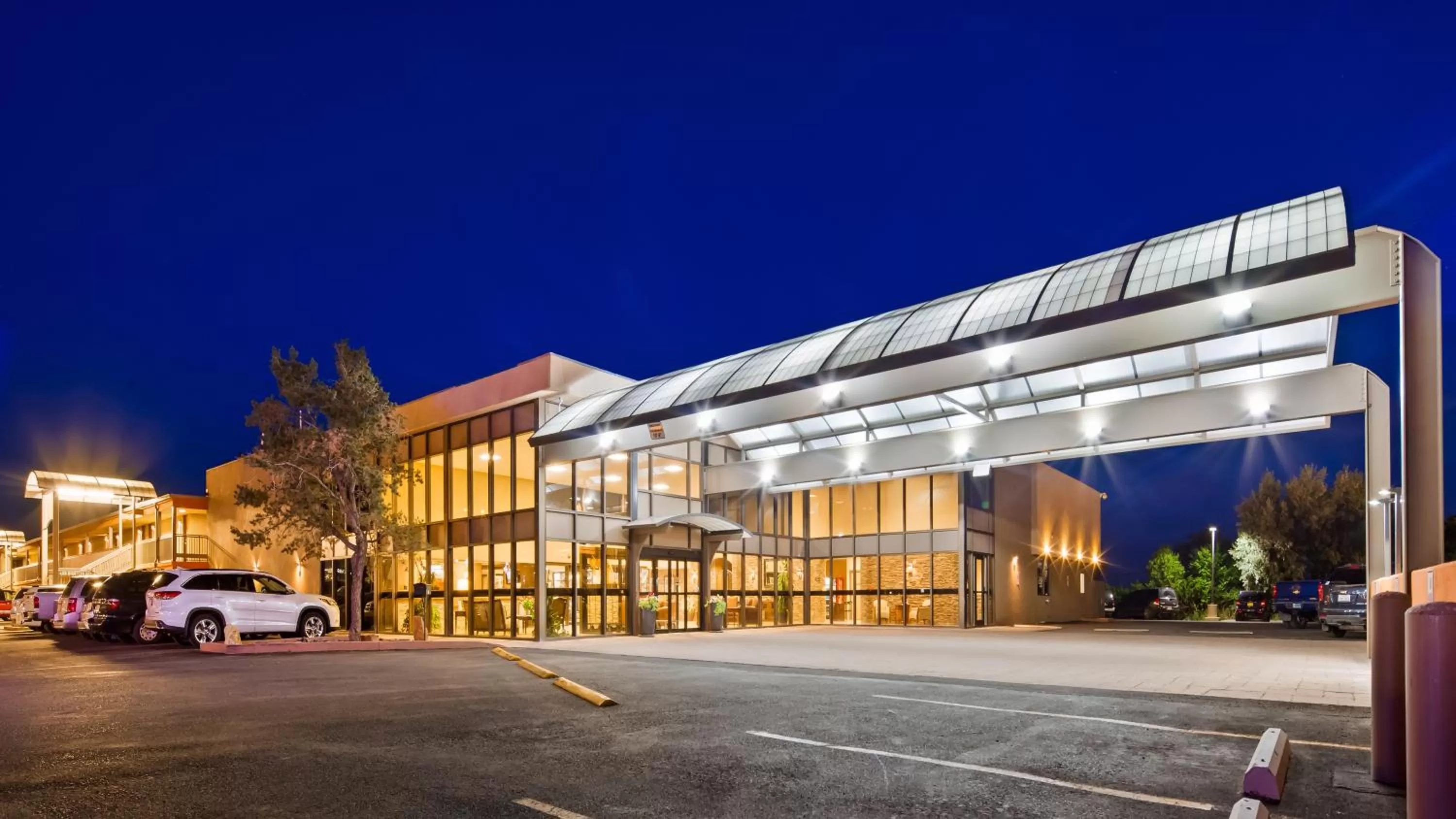 Property building in Best Western Plus Raton Hotel