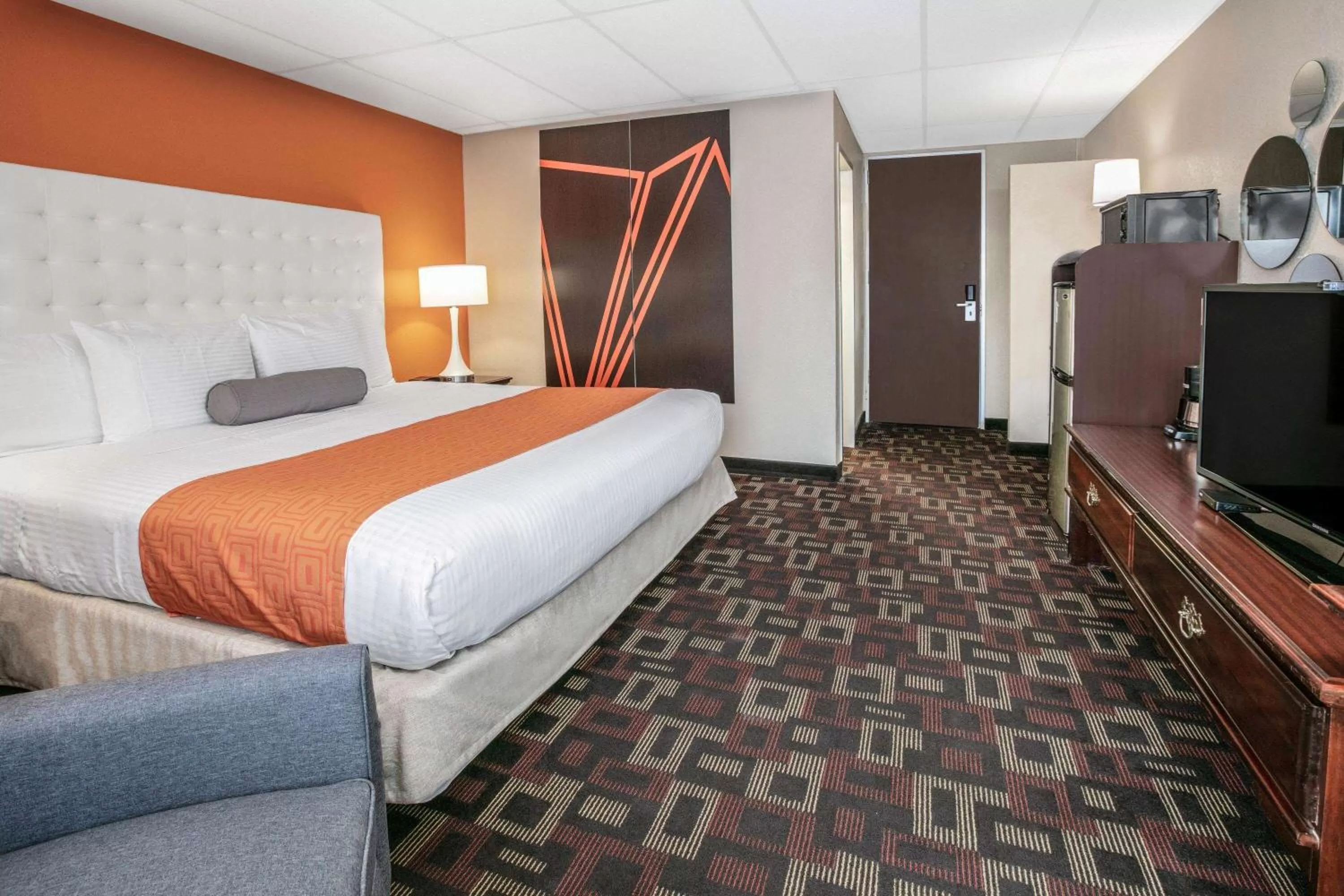 Photo of the whole room, Bed in Howard Johnson by Wyndham Oklahoma City OKC Airport, Fairgrounds, I40