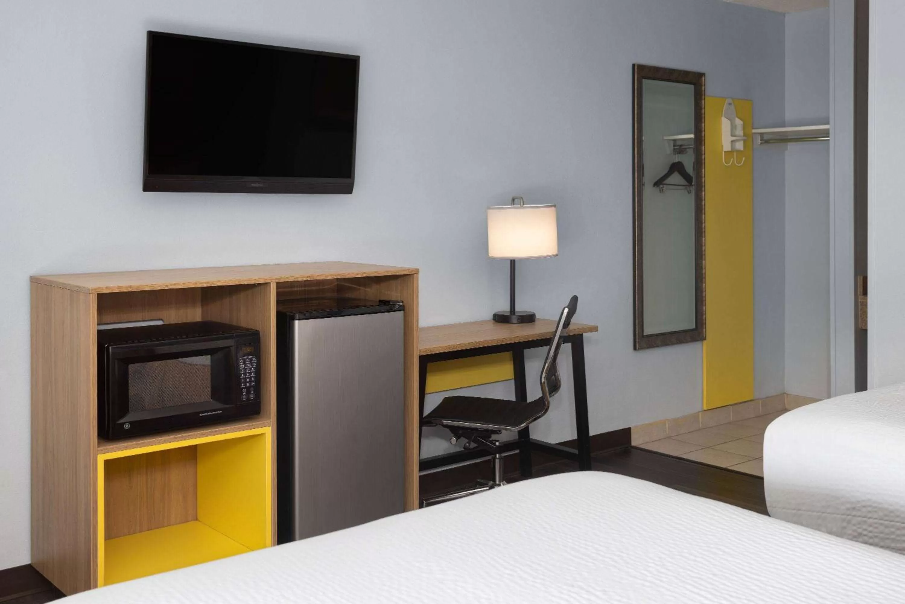 Photo of the whole room, Bed in Days Inn by Wyndham Queensbury/Lake George