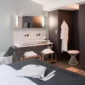 Photo of the whole room, Bed in Hôtel Quatorze