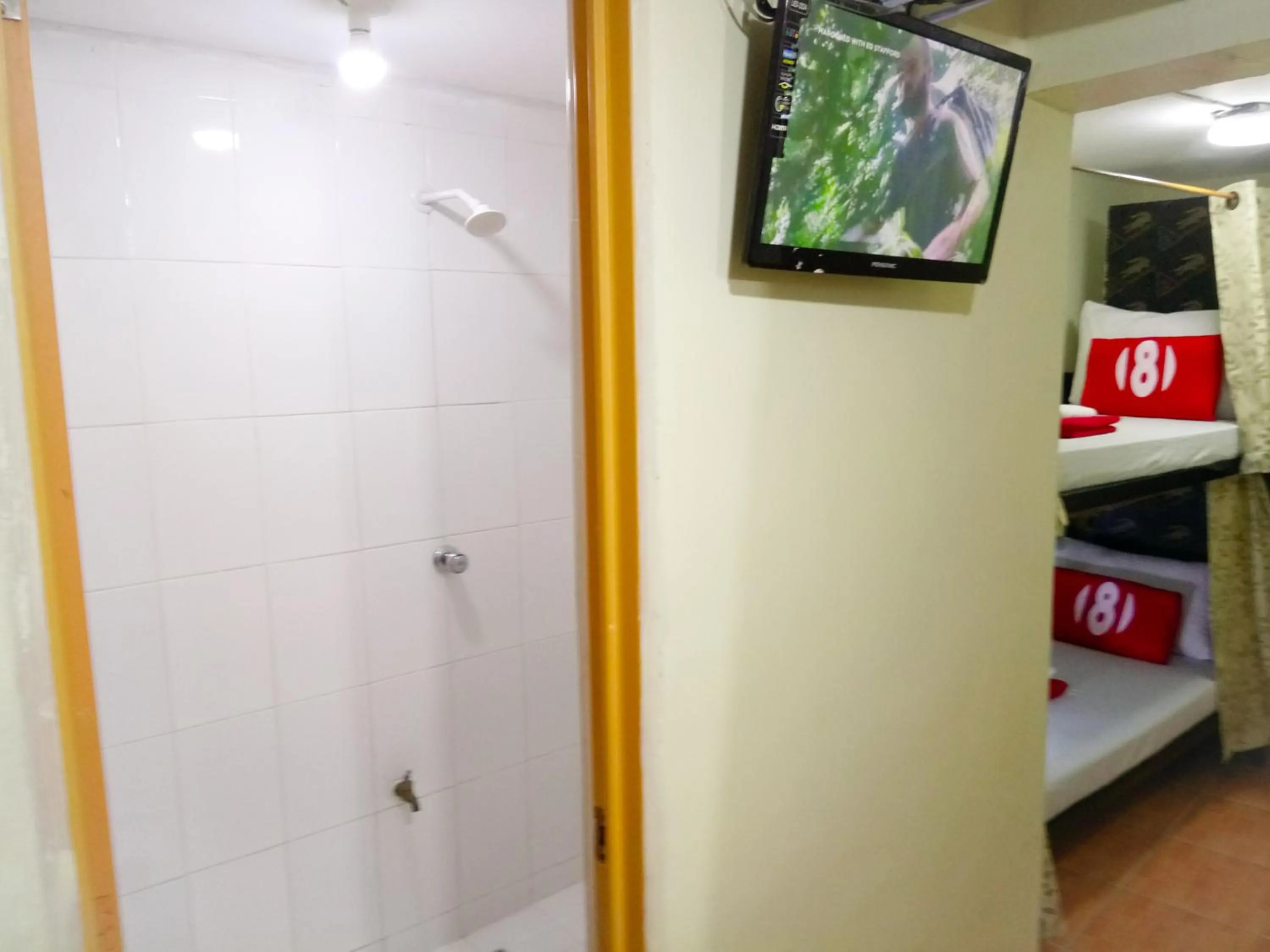 Communal lounge/ TV room, Bed in 8Hostel