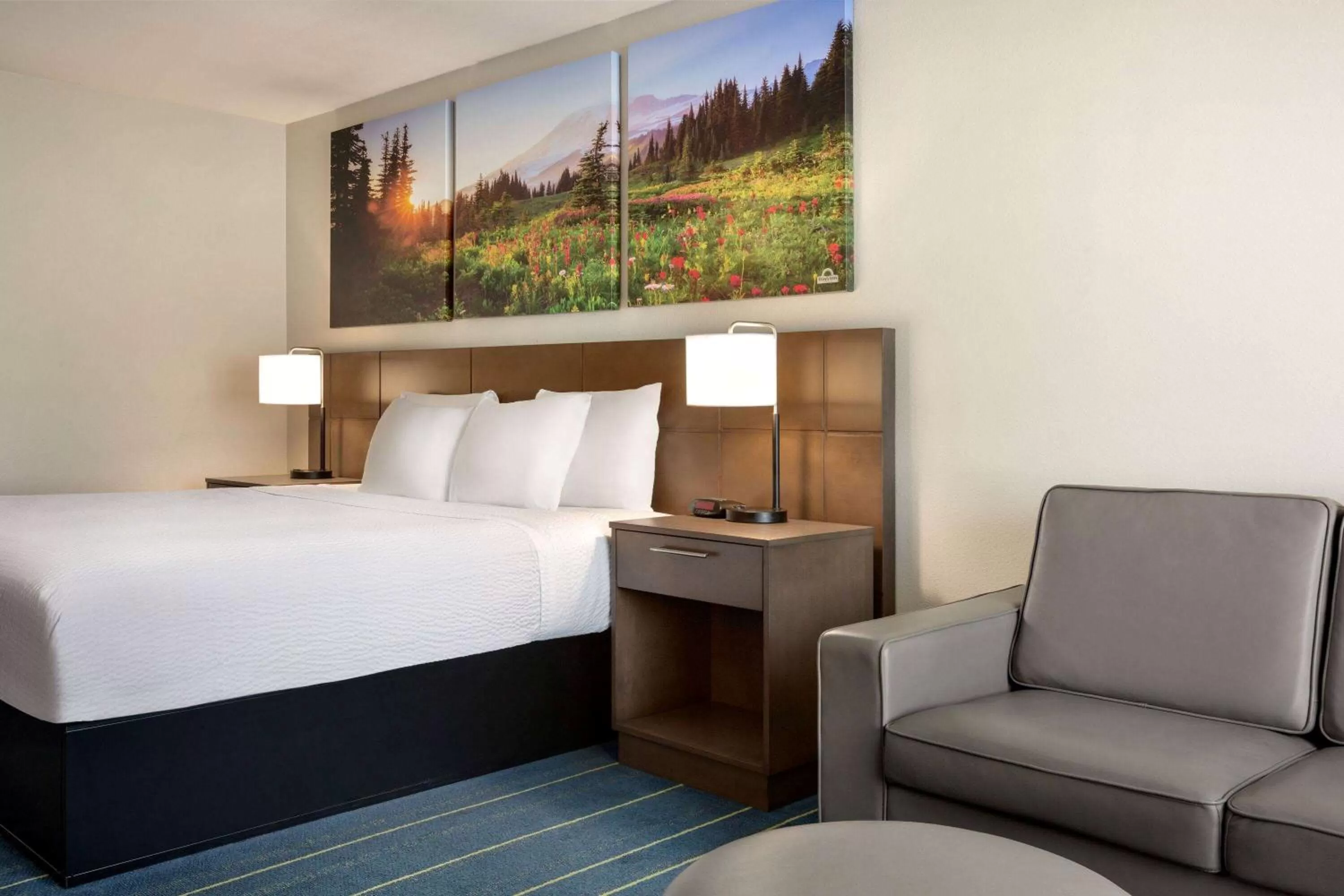 Photo of the whole room, Bed in Days Inn & Suites by Wyndham Anaheim At Disneyland Park