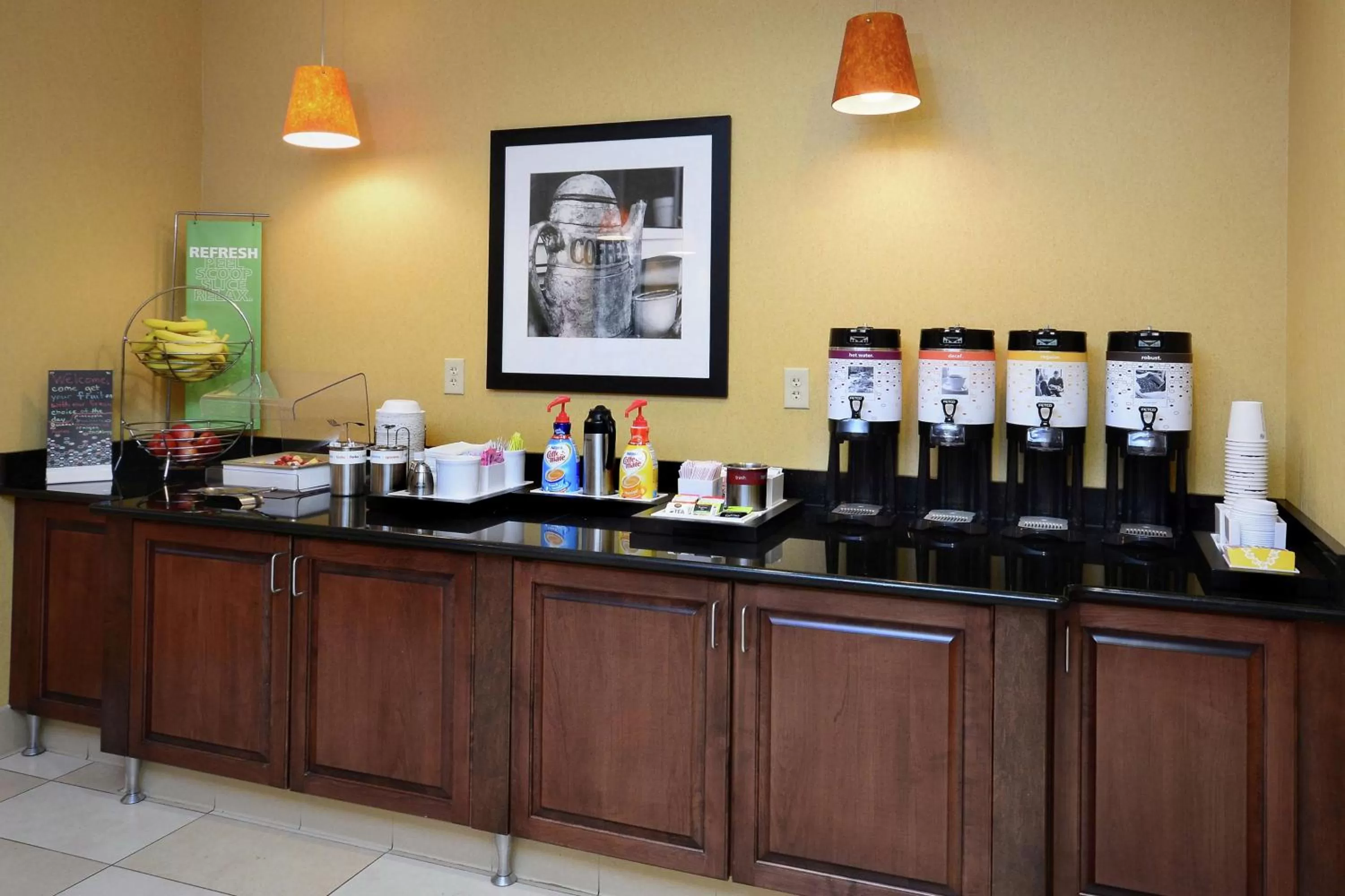 Dining area in Hampton Inn Martinsville