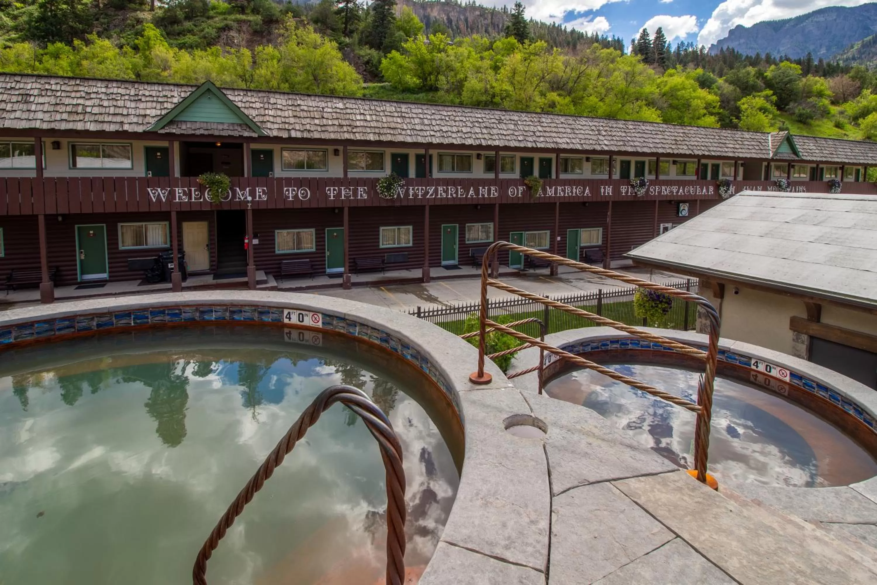 Hot Tub in Twin Peaks Lodge & Hot Springs