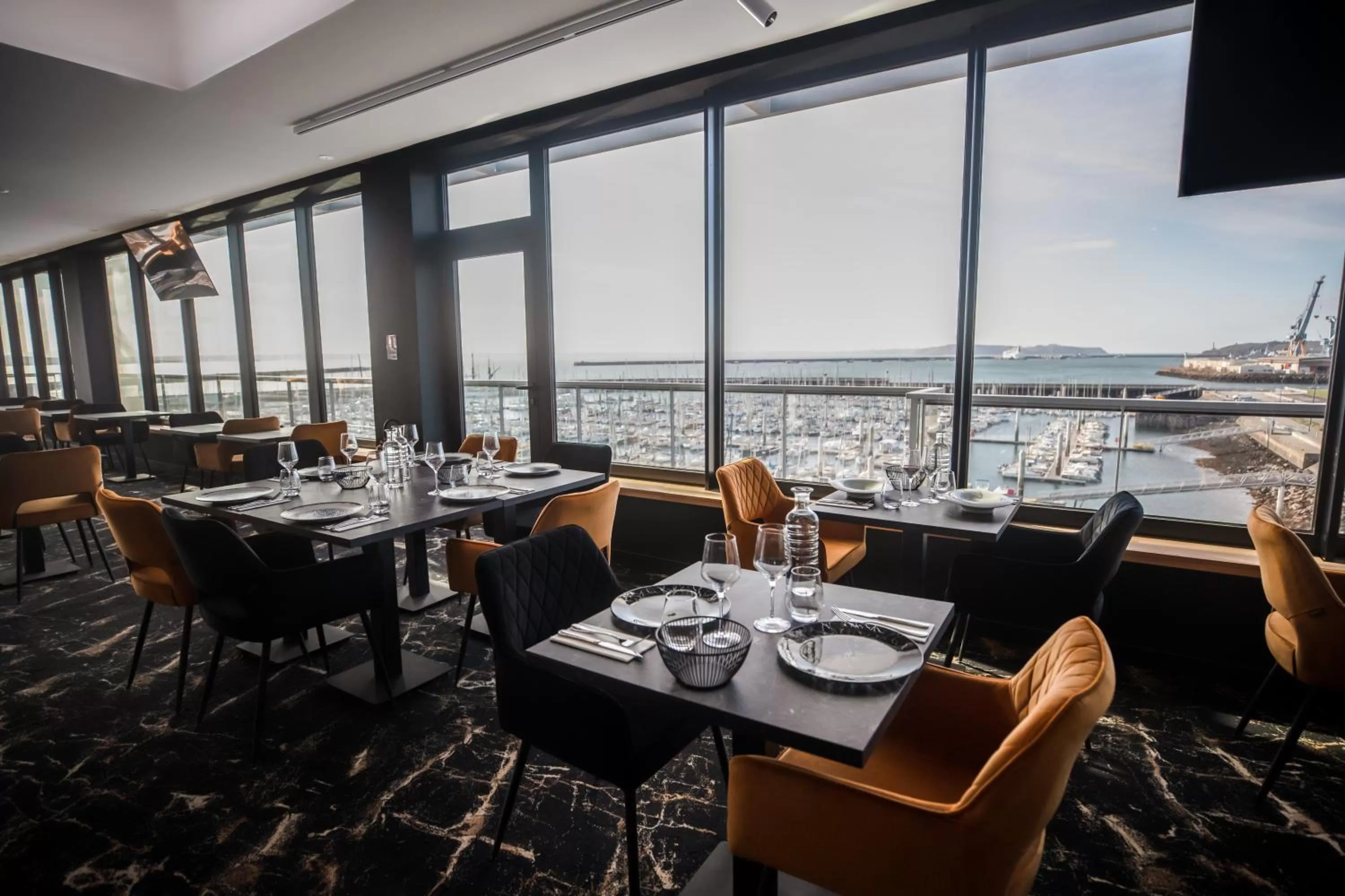 Restaurant/places to eat in Le Barracuda & Spa, Centre Port, pieds dans l'eau, vue mer