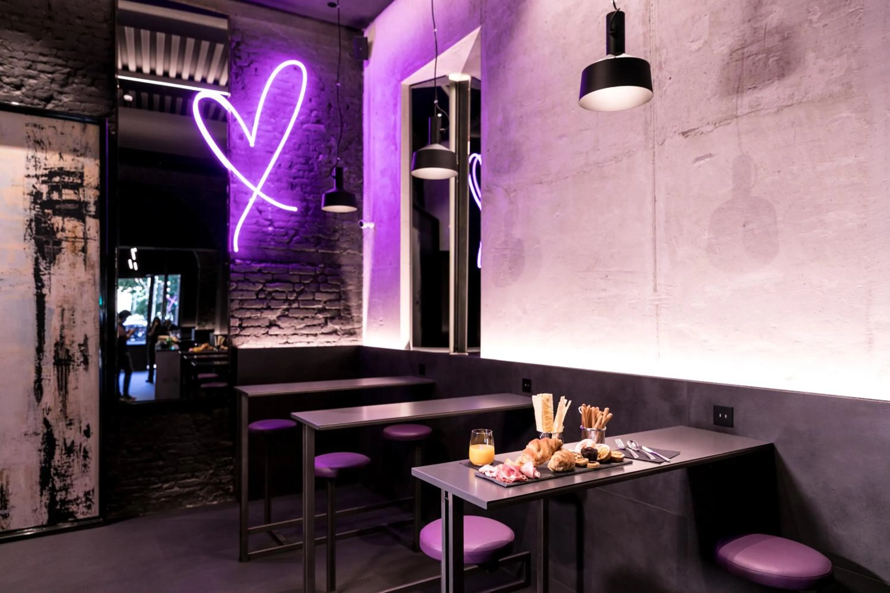 Restaurant/places to eat in Heart Hotel Milano