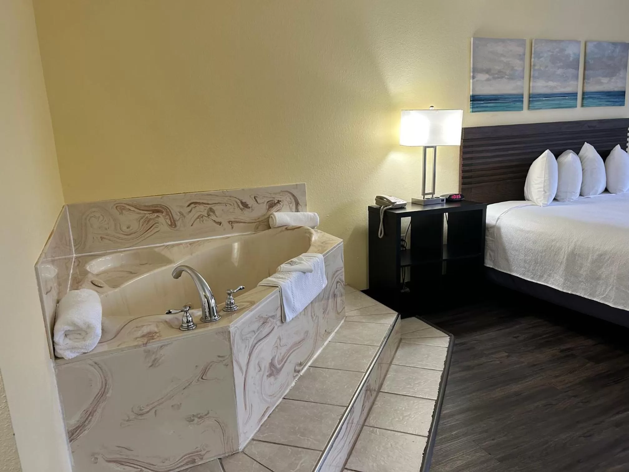 Bath, Bed in Seven Gables Inn