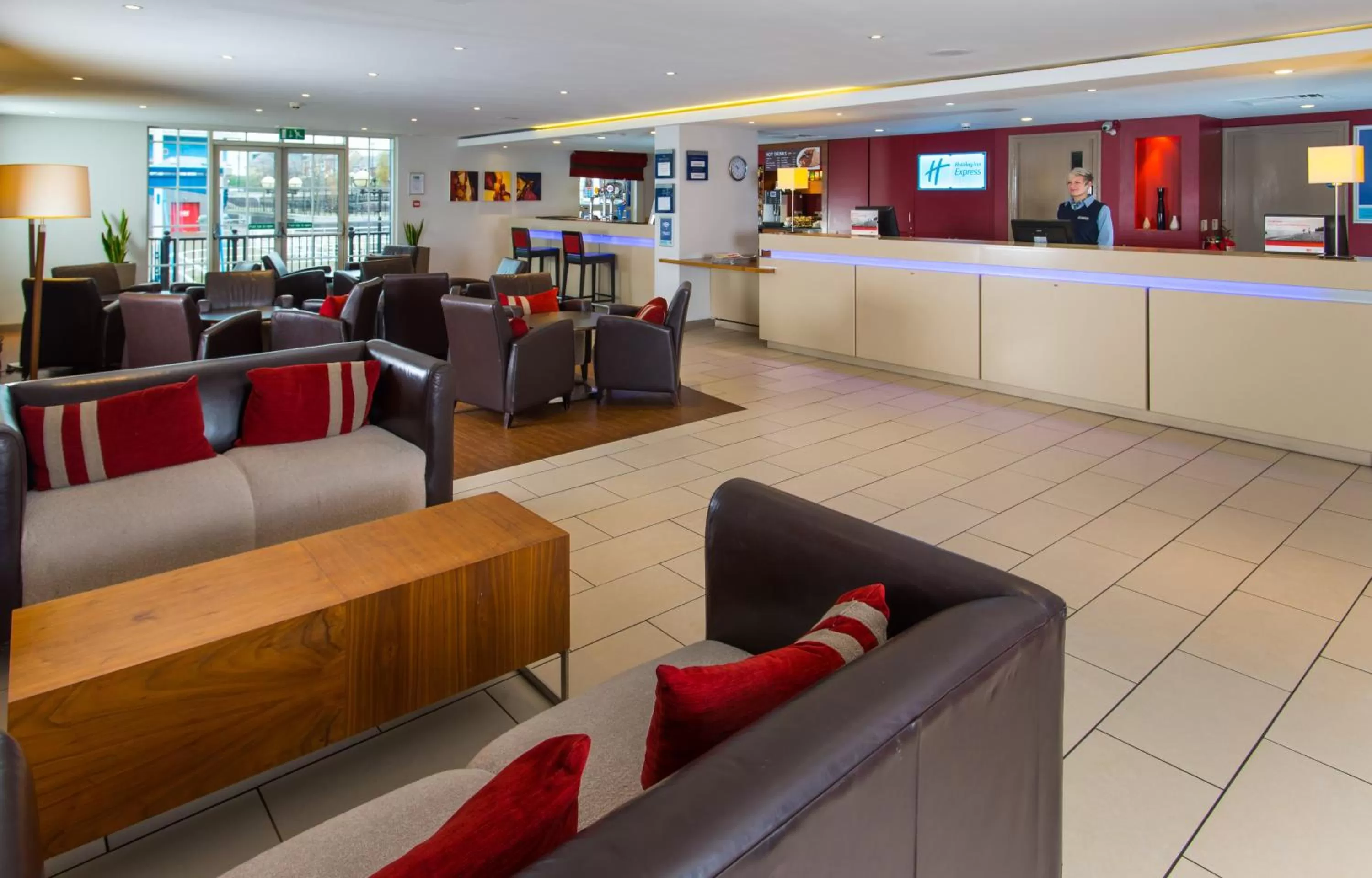 Lobby or reception in Holiday Inn Express Manchester - Salford Quays by IHG