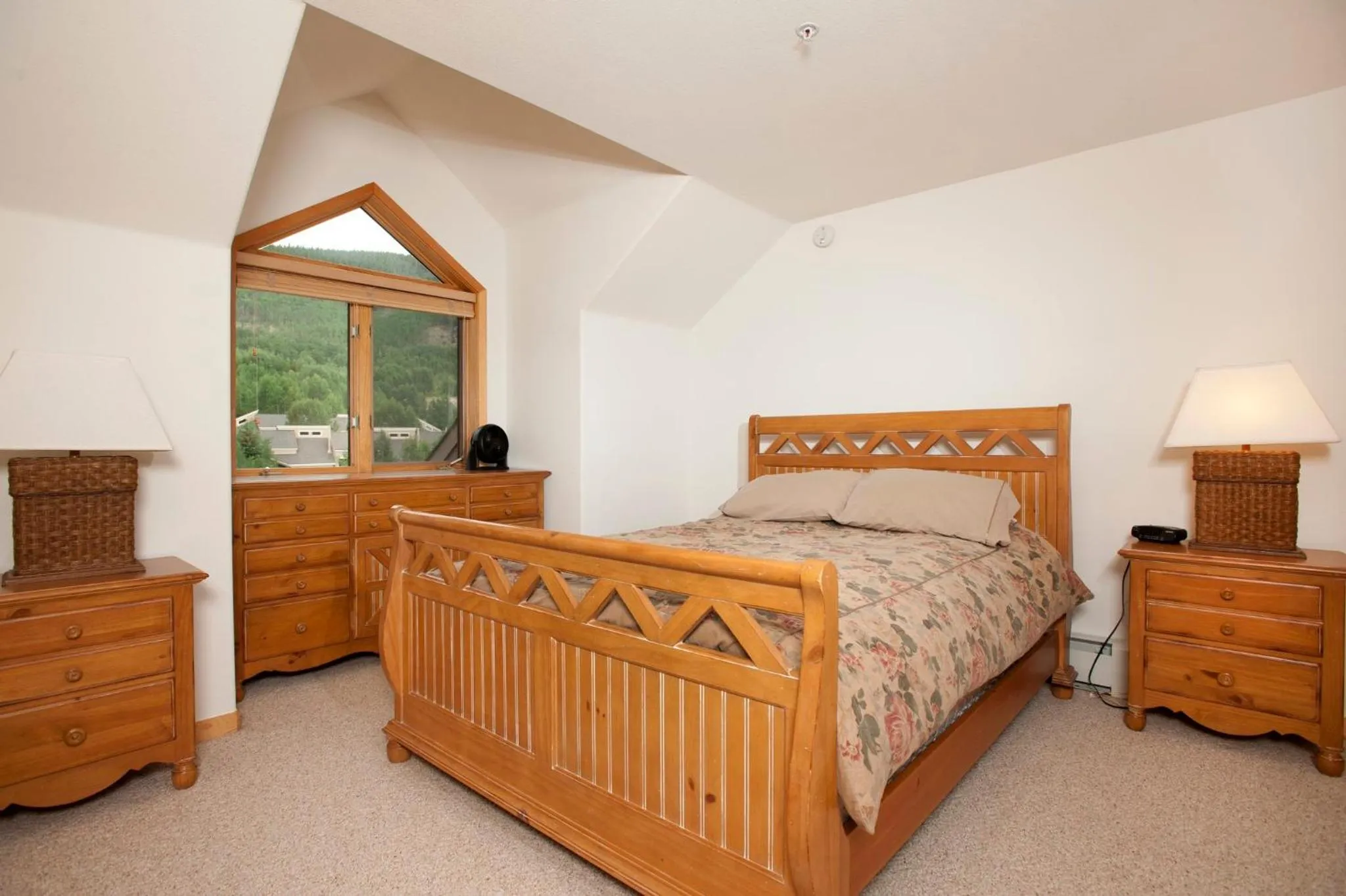 Photo of the whole room, Bed in Gateway Mountain Lodge by Keystone Resort