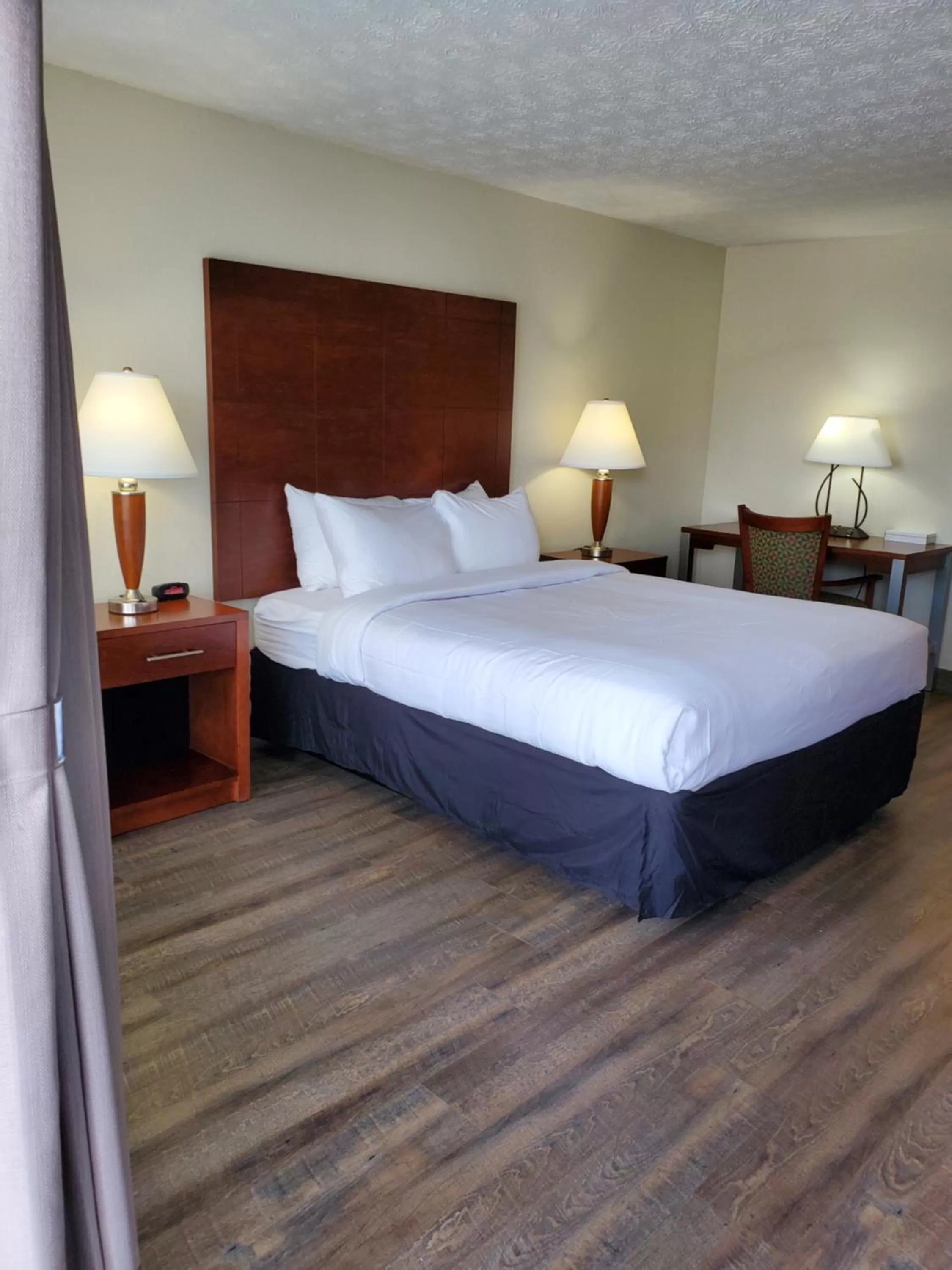 Bedroom, Bed in Suburban Studios Middlesboro