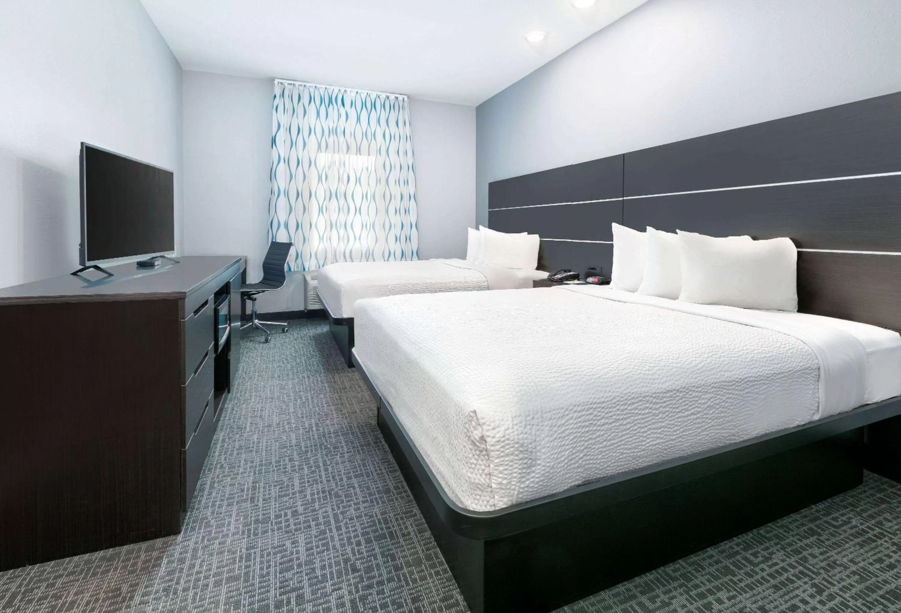 Photo of the whole room, Bed in Days Inn by Wyndham Zachary LA