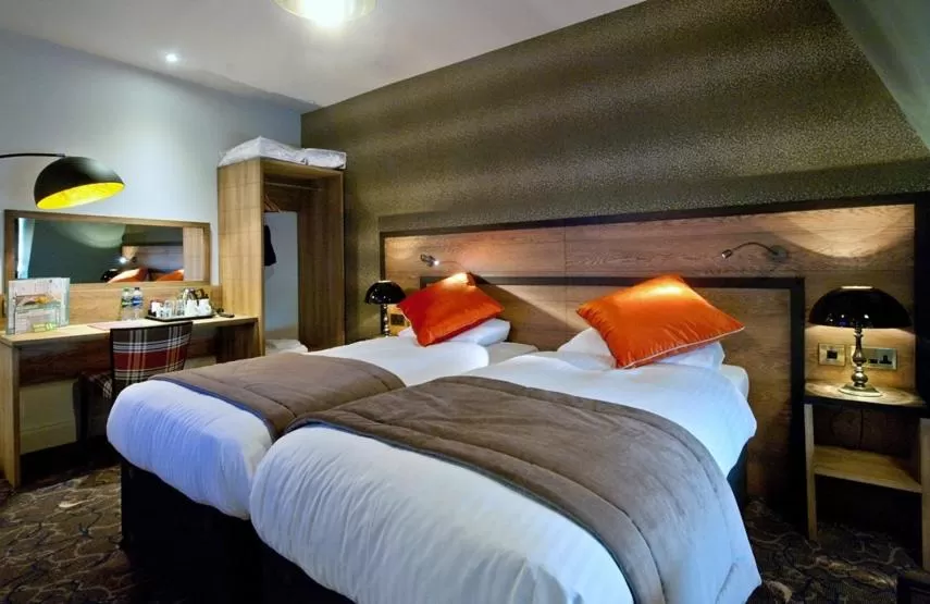 Shower, Bed in The Saltoun Inn