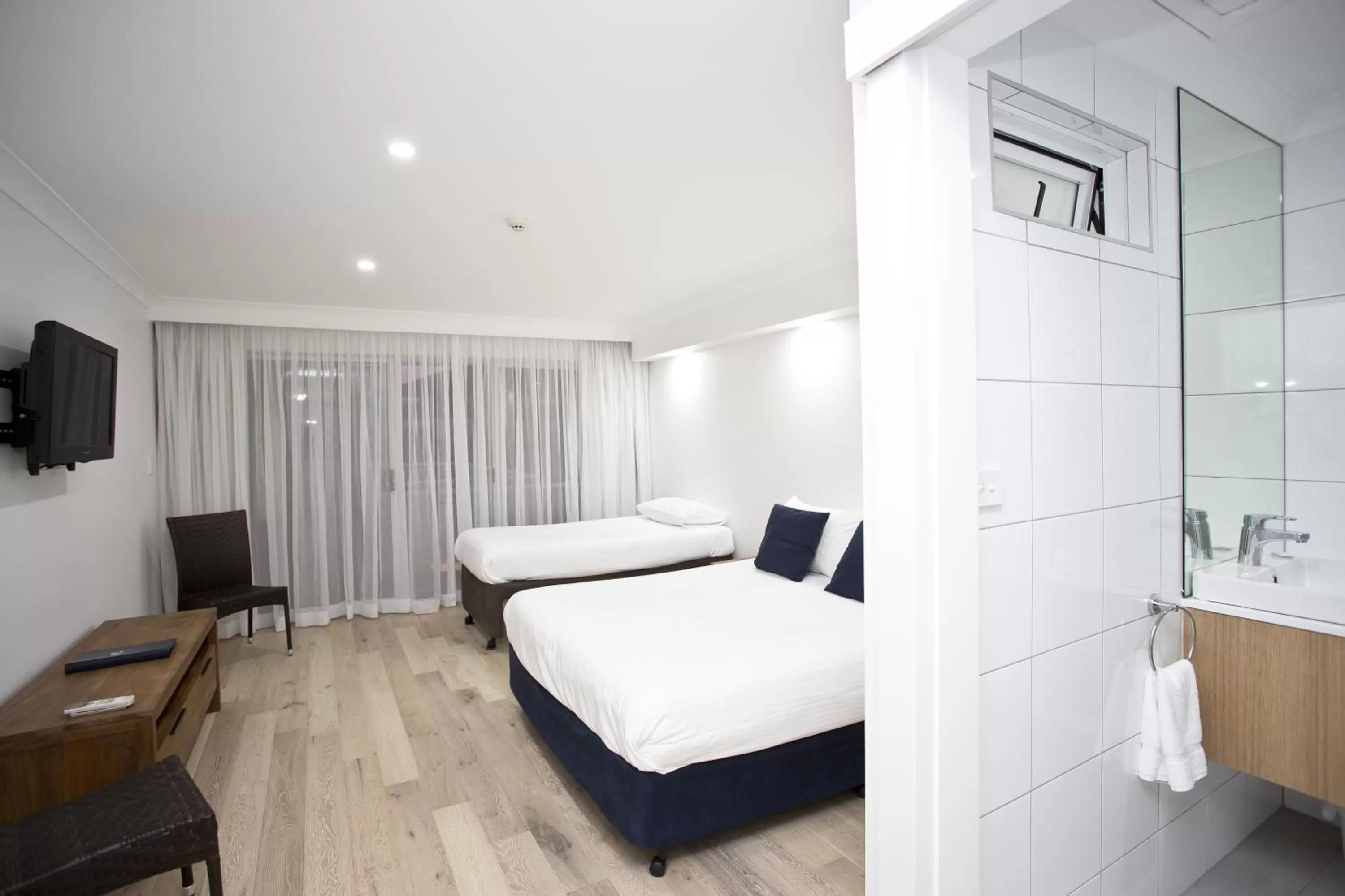 Photo of the whole room, Bed in Ocean Front Motel