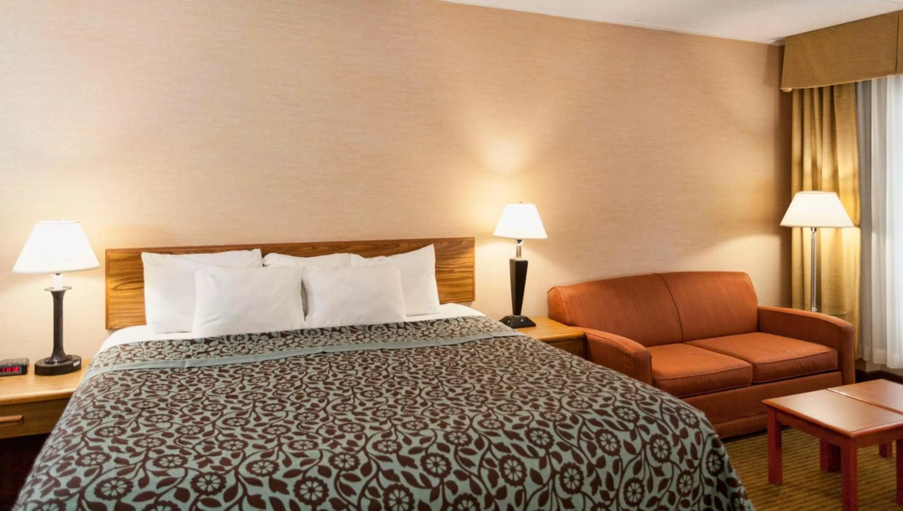 Photo of the whole room, Bed in Days Inn by Wyndham Duluth Lakewalk