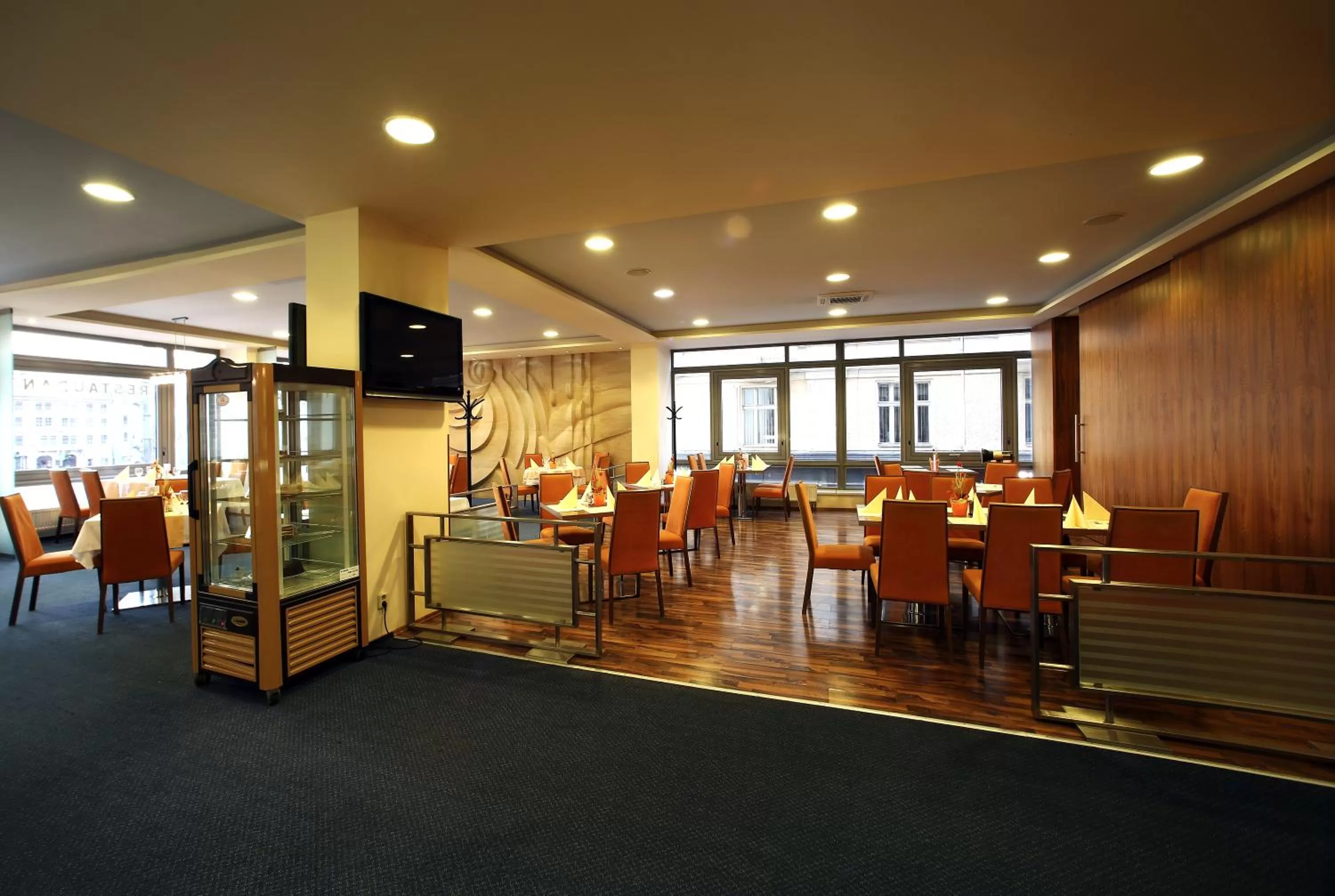 Restaurant/places to eat in Hotel Central