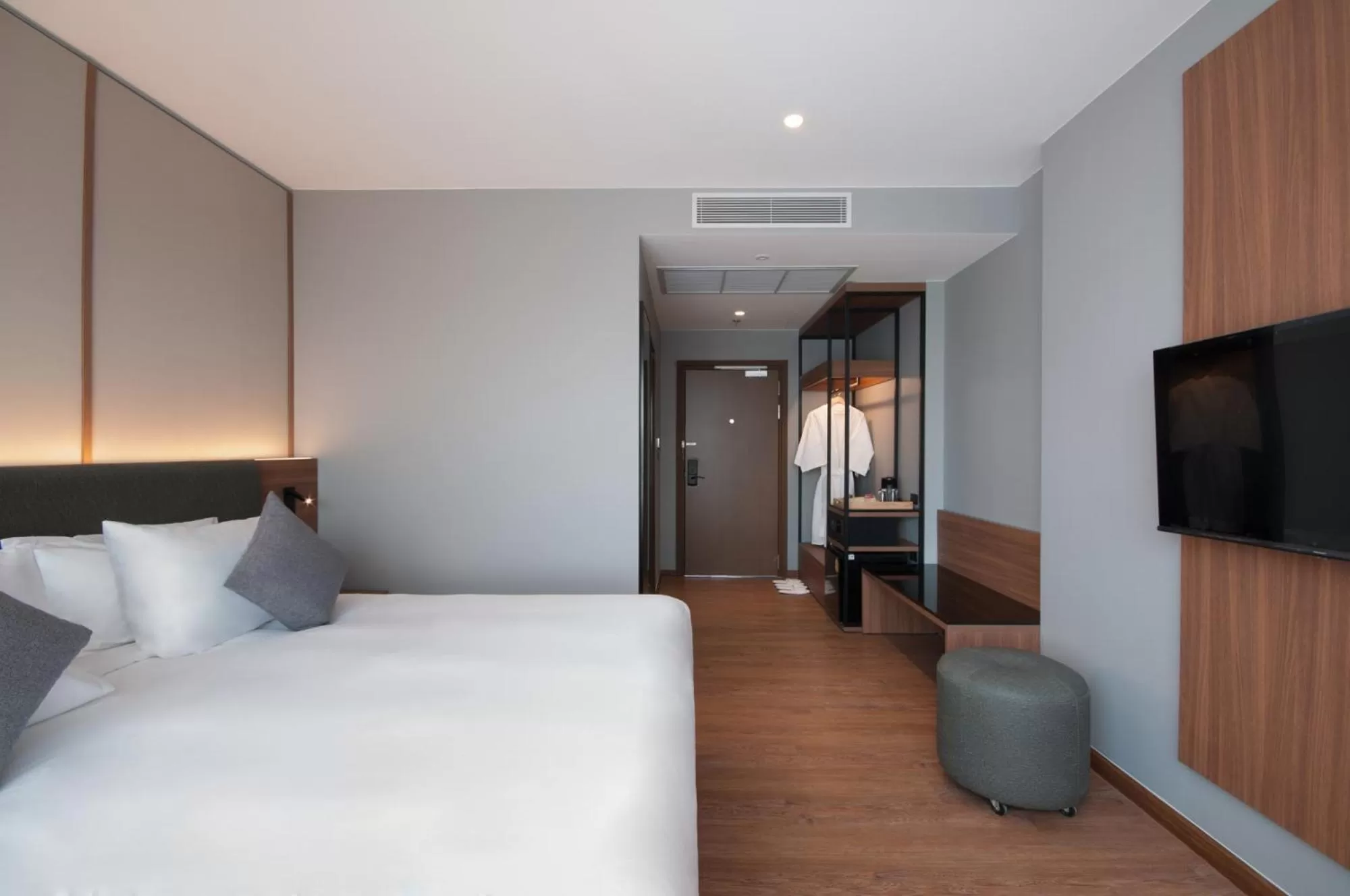 wardrobe, Bed in Best Western Chatuchak